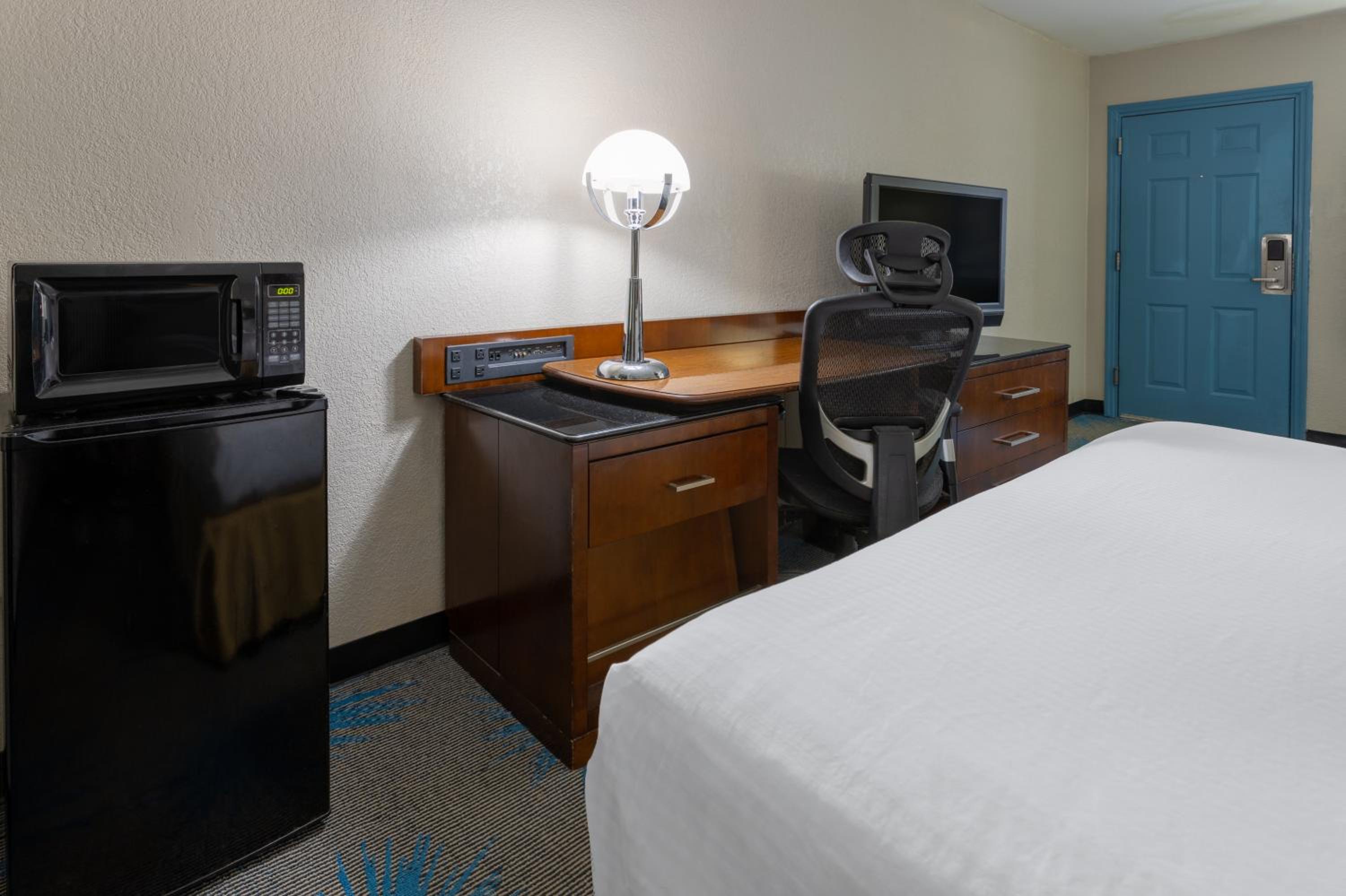 King Room - Non-Smoking - Photo 2