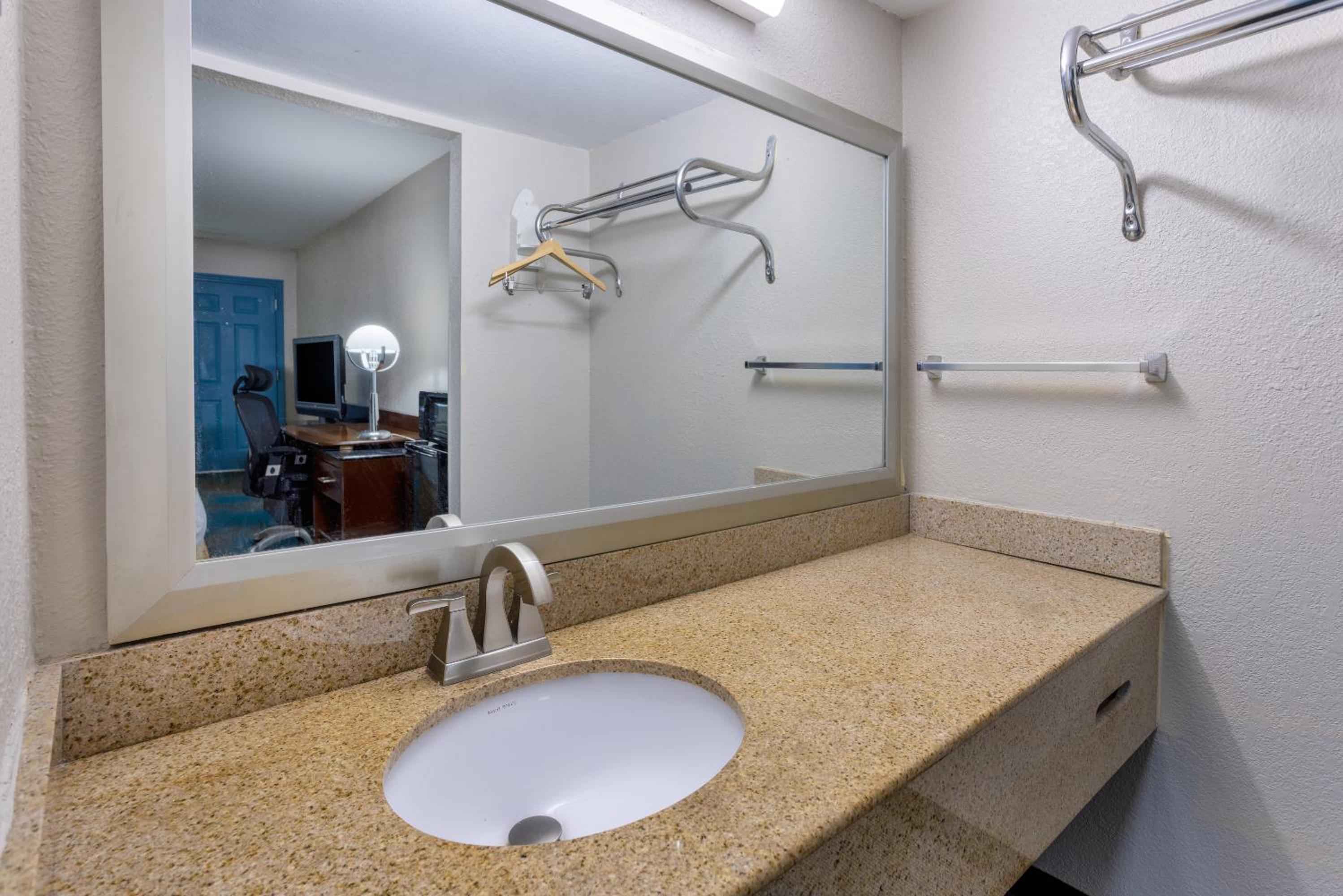 King Room - Non-Smoking - Photo 4