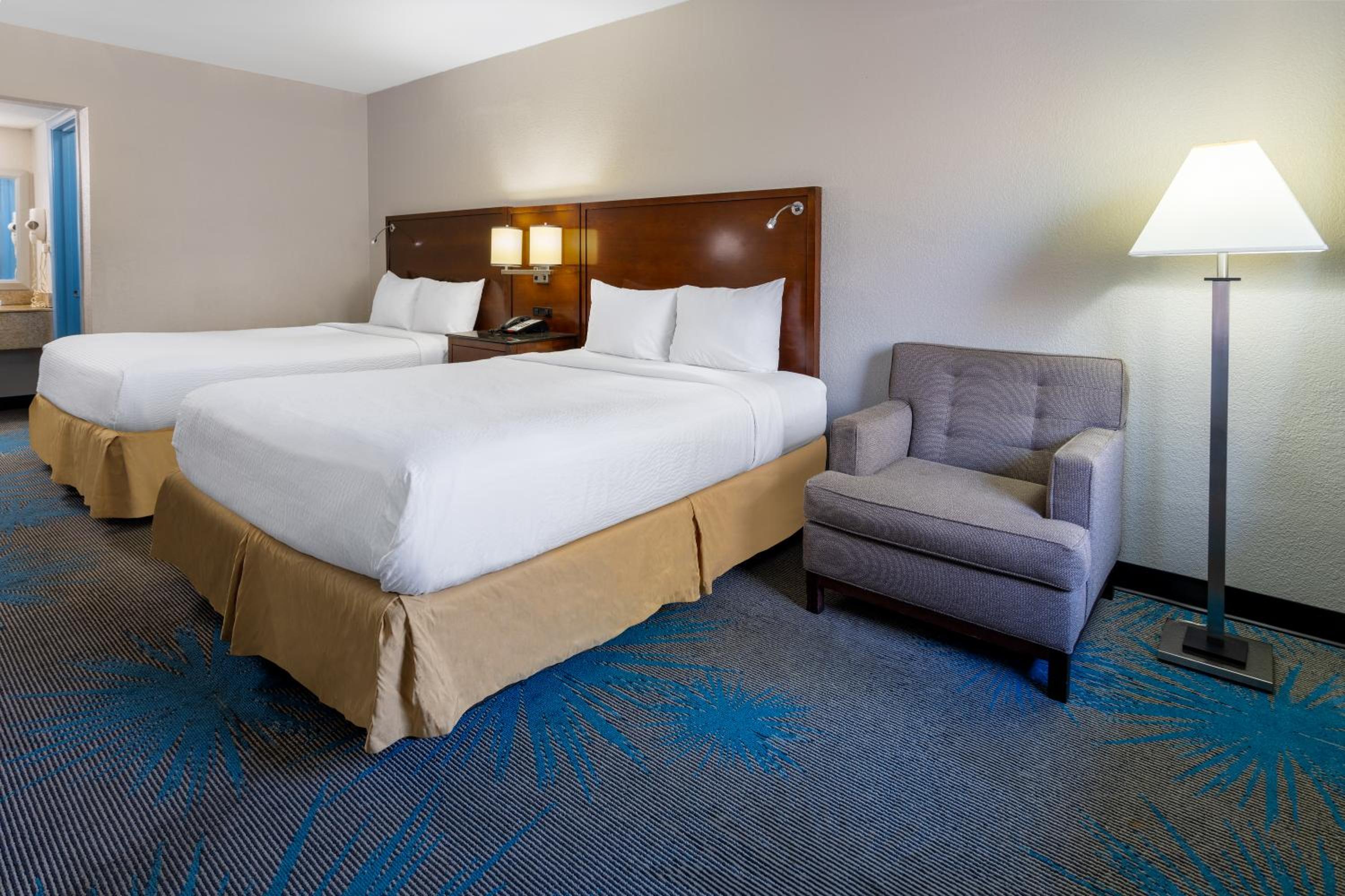 Queen Room with Two Queen Beds - Non-Smoking - Photo 3
