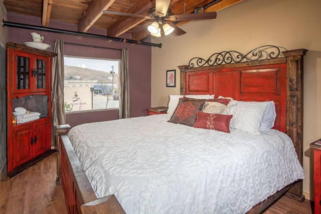 Deluxe King Room photo 2