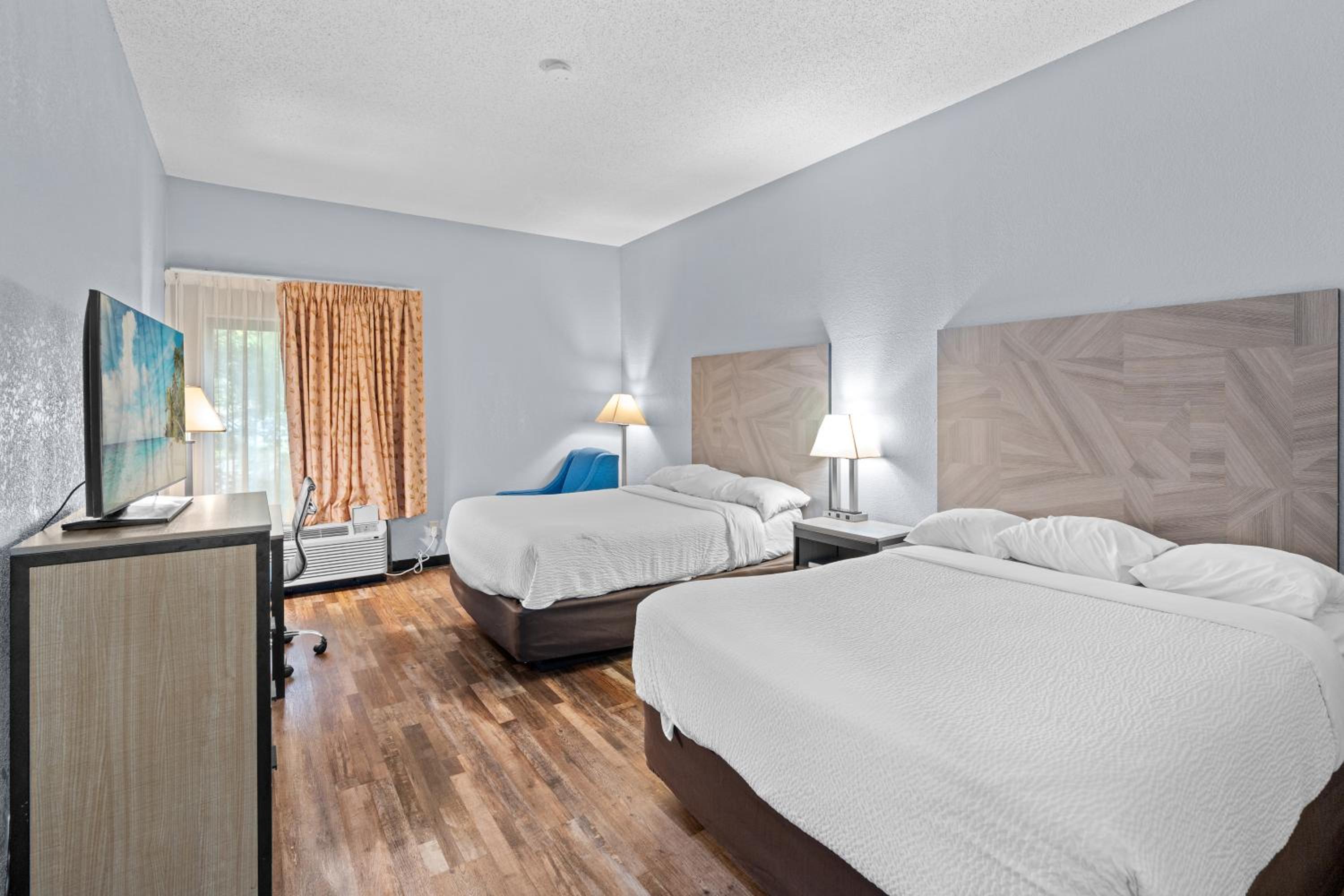 Queen Room with Two Queen Beds - Non-Smoking - Photo 1