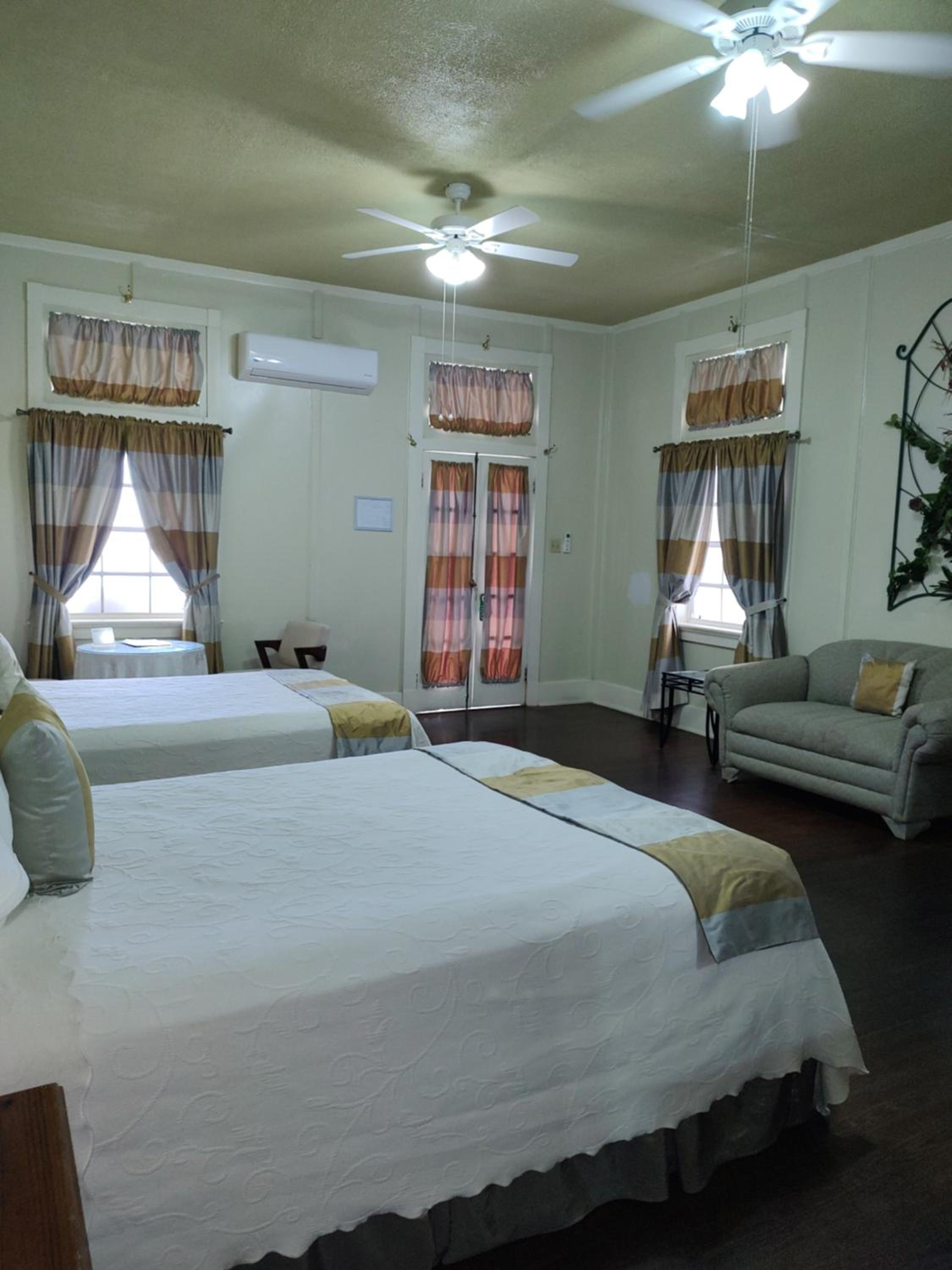 Deluxe Colonial Queen Room - 2 Queen Beds (Verandah Access) - Photo 1