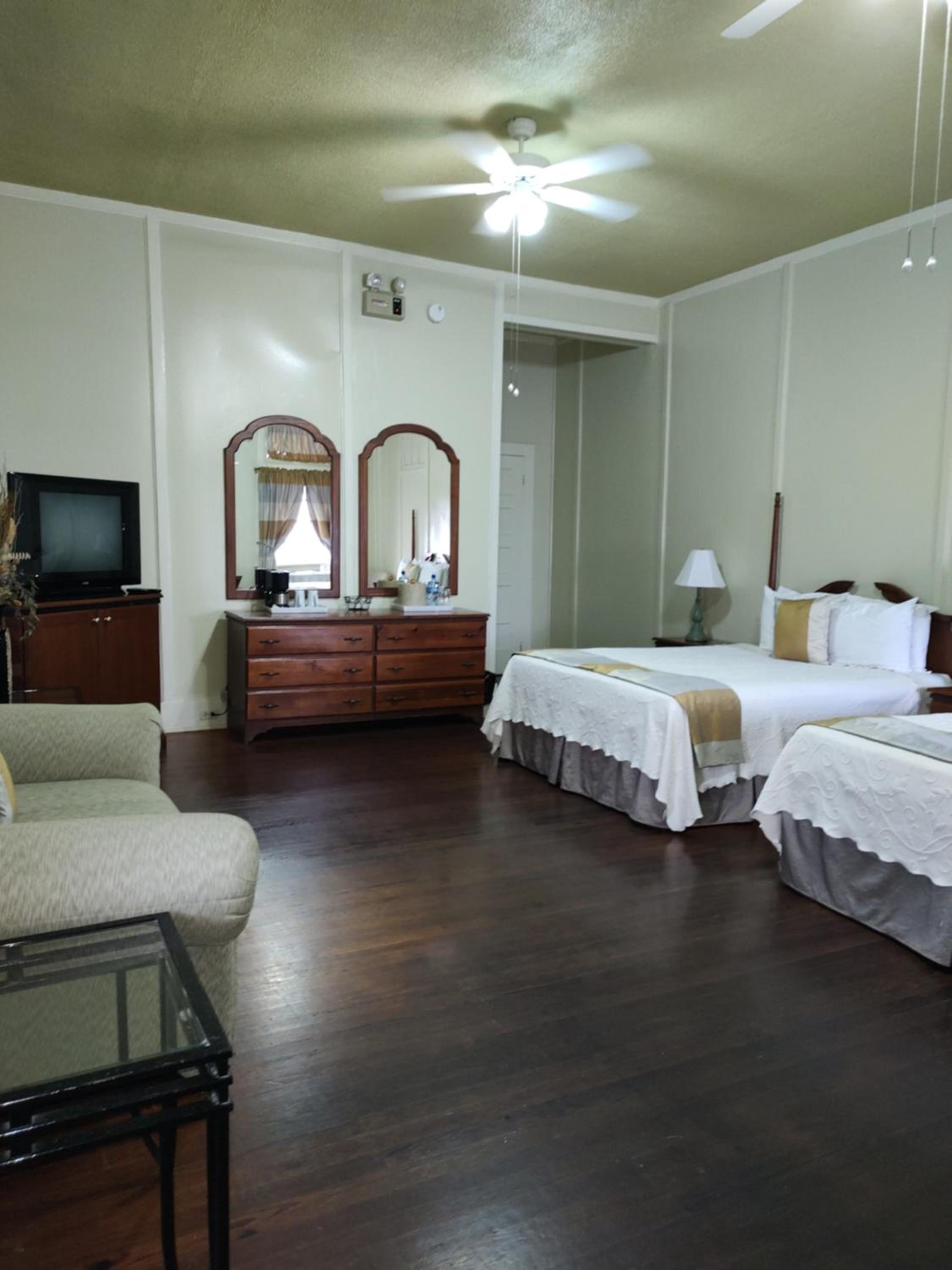 Deluxe Colonial Queen Room - 2 Queen Beds (Verandah Access) - Photo 2