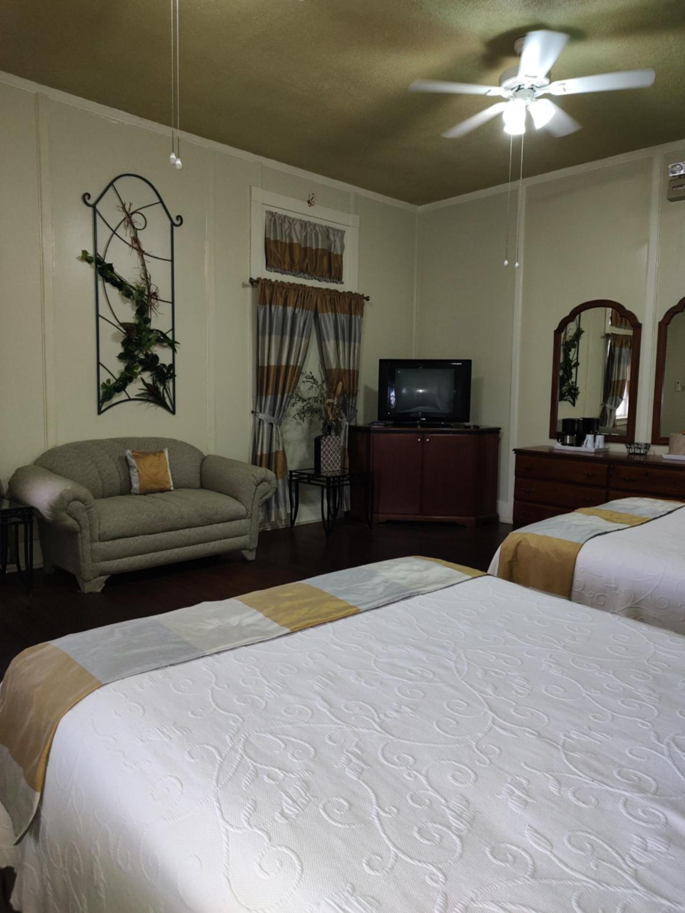 Deluxe Colonial Queen Room - 2 Queen Beds (Verandah Access) - Photo 4