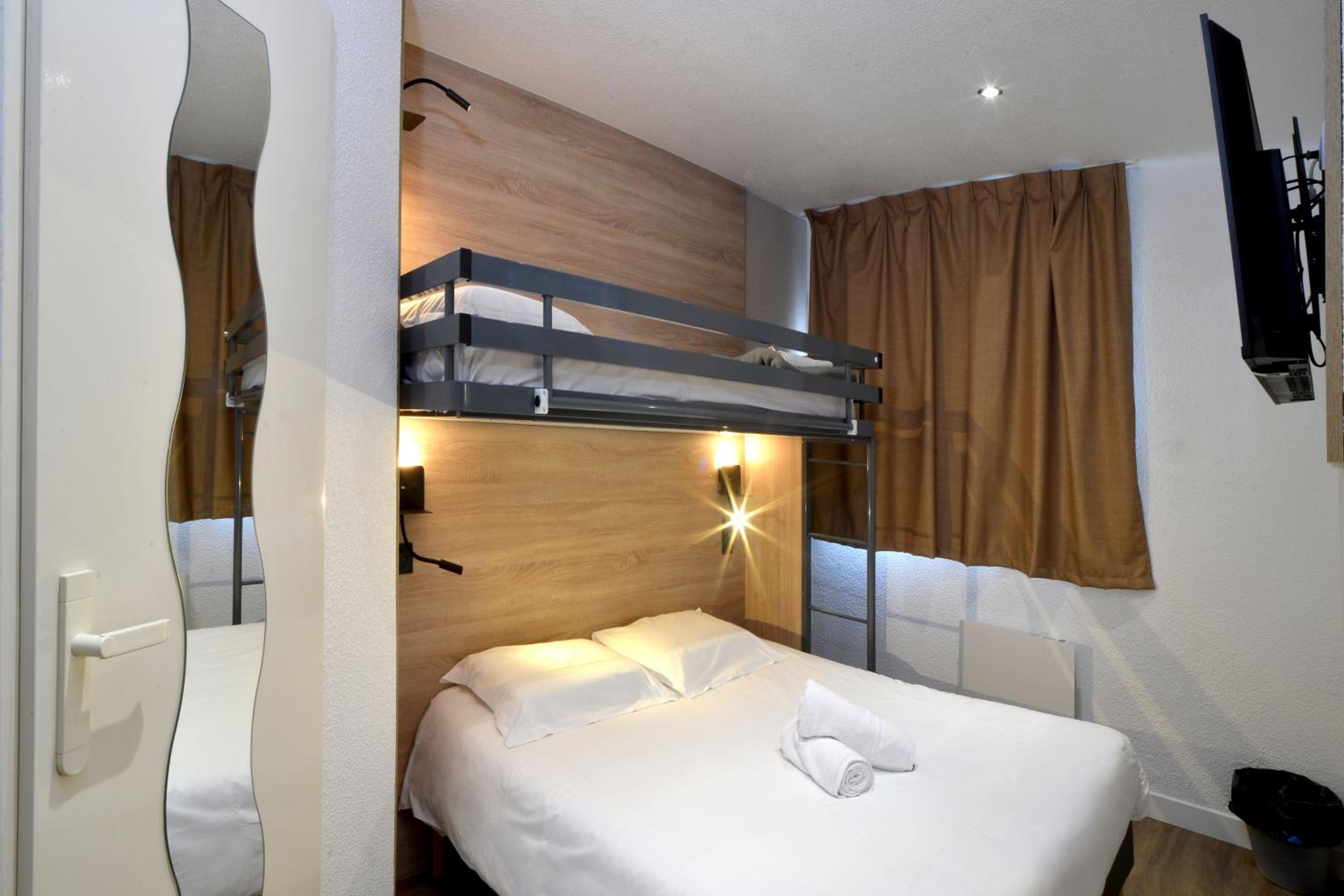 Triple Room with One Double and One Bunk Bed photo 2