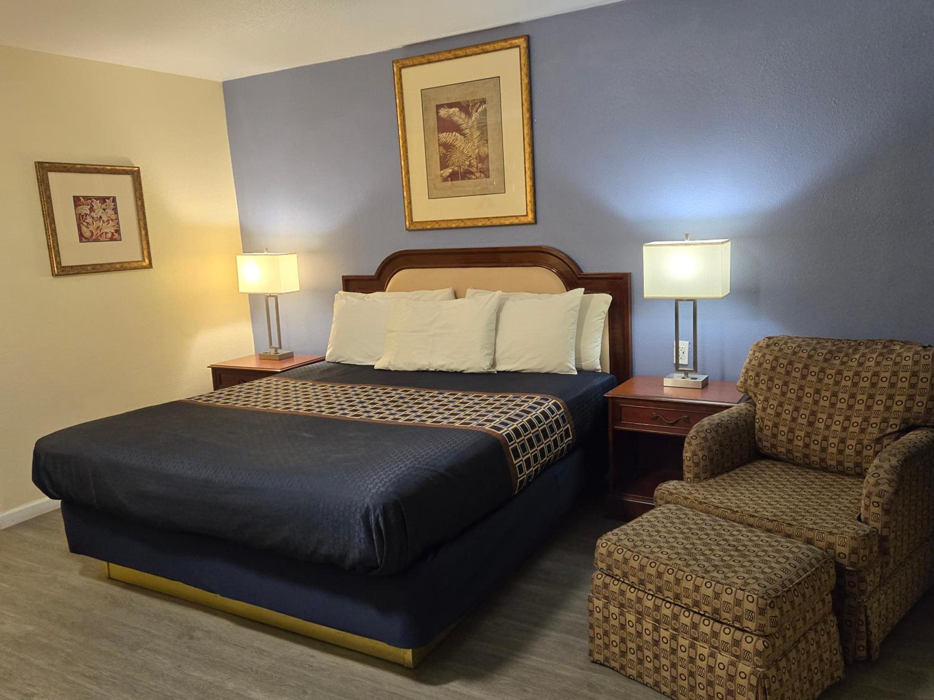King Room with Pool View - Photo 7