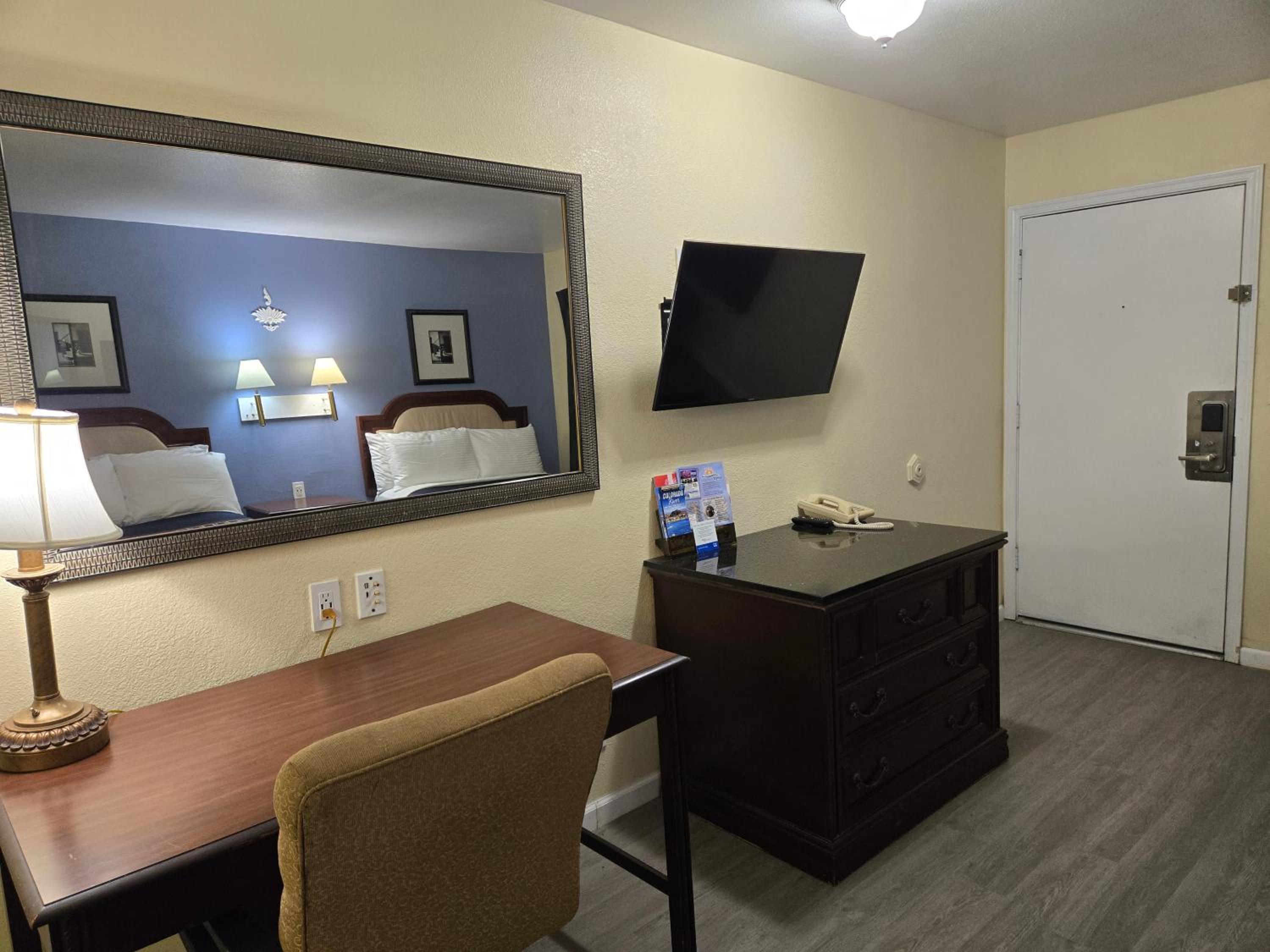 Queen Room with Two Queen Beds - Non-Smoking - Photo 6