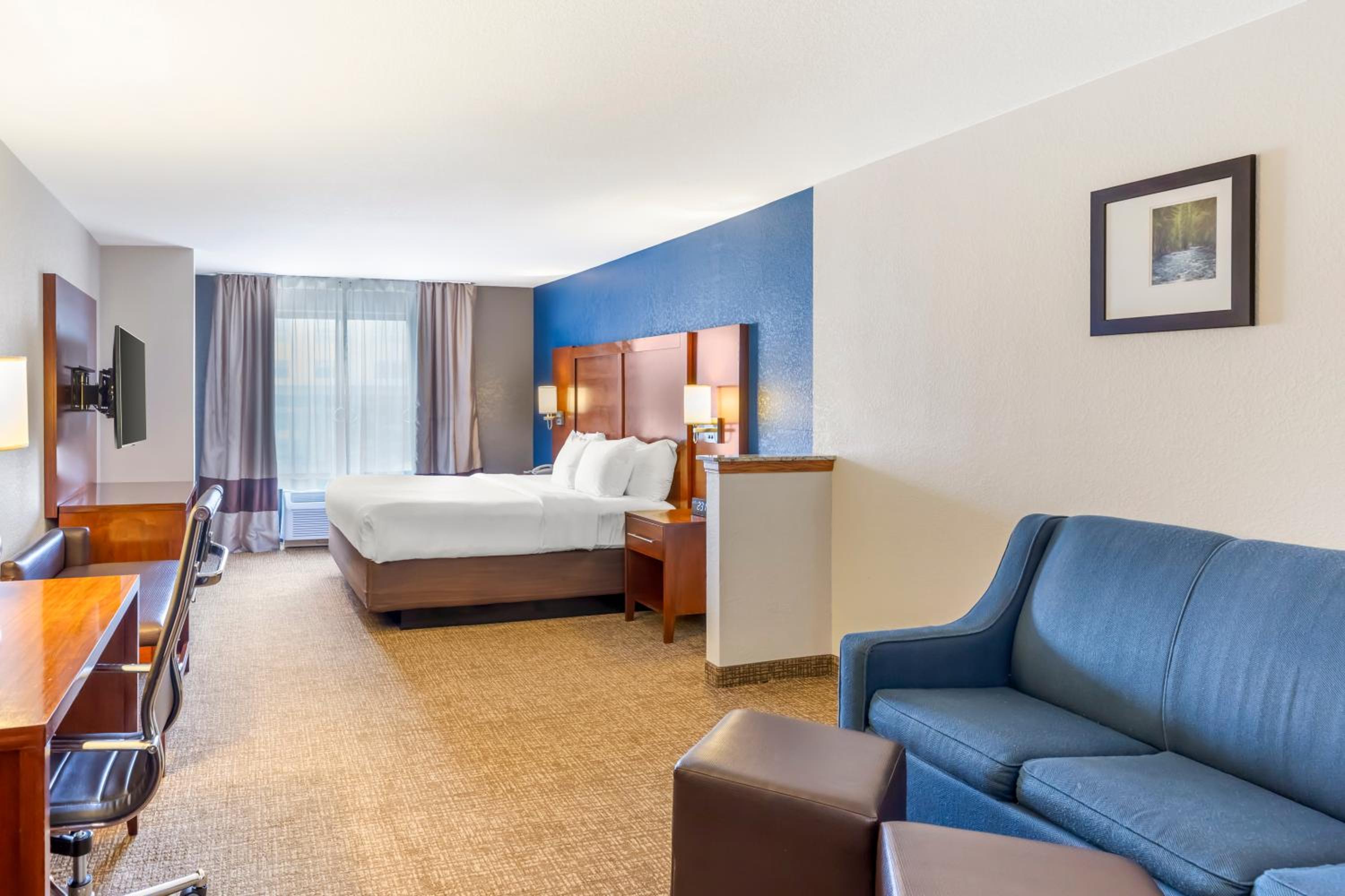 Business King Suite with Roll-In Shower - Accessible/Non-Smoking - Photo 4