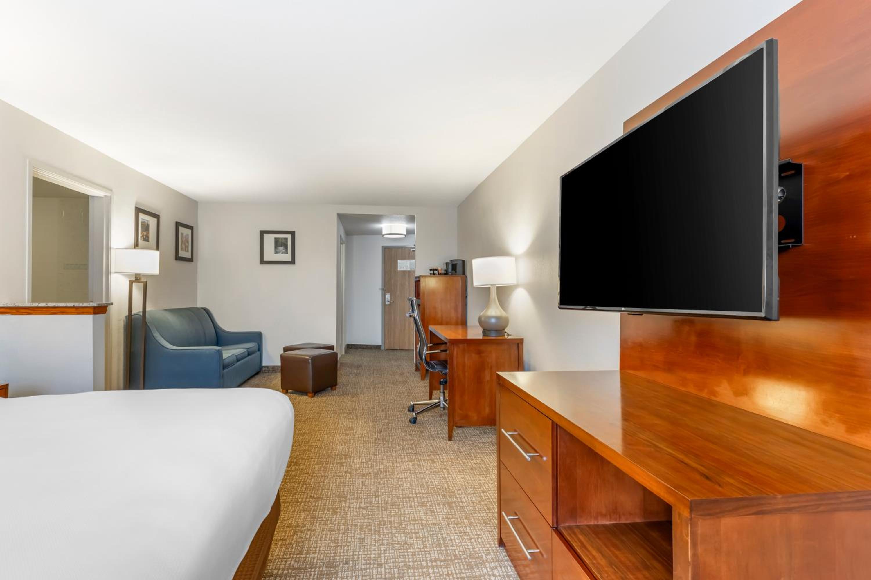 Business King Suite with Sofa Bed and Hot Tub - Non Smoking photo 3