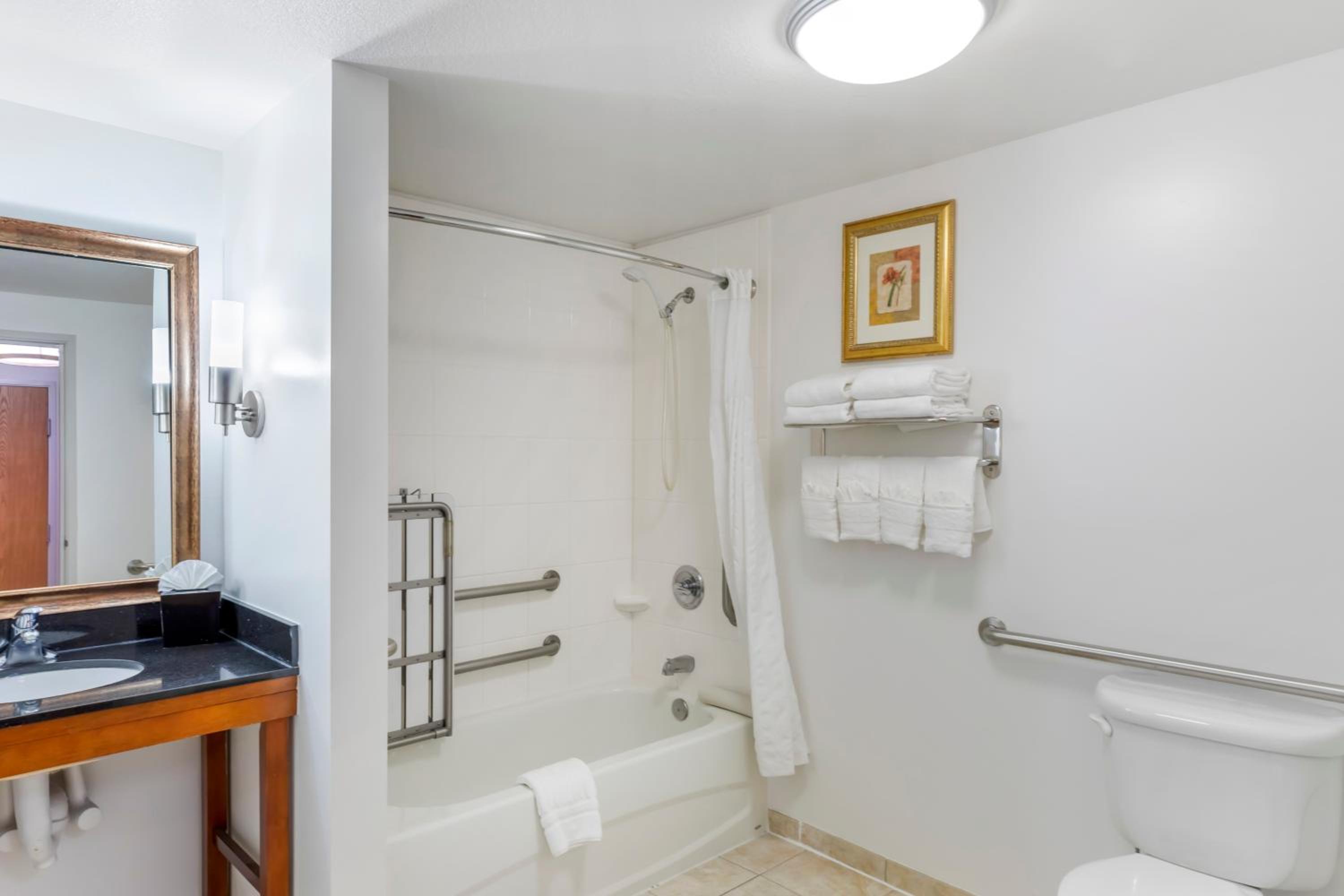 Business Suite with Two Queen Beds - Accessible/Non-Smoking - Photo 2