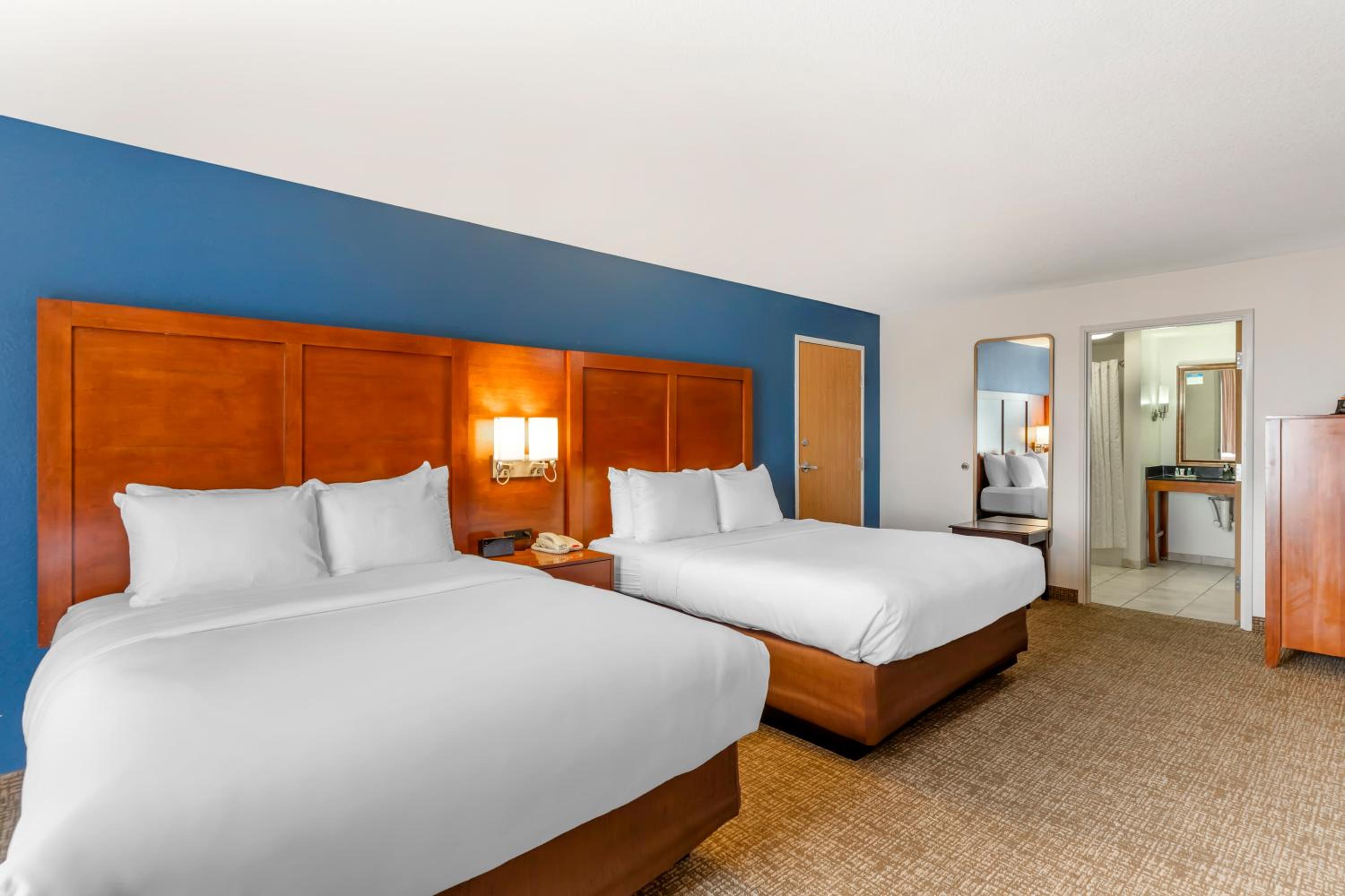 Business Suite with Two Queen Beds - Accessible/Non-Smoking - Photo 3