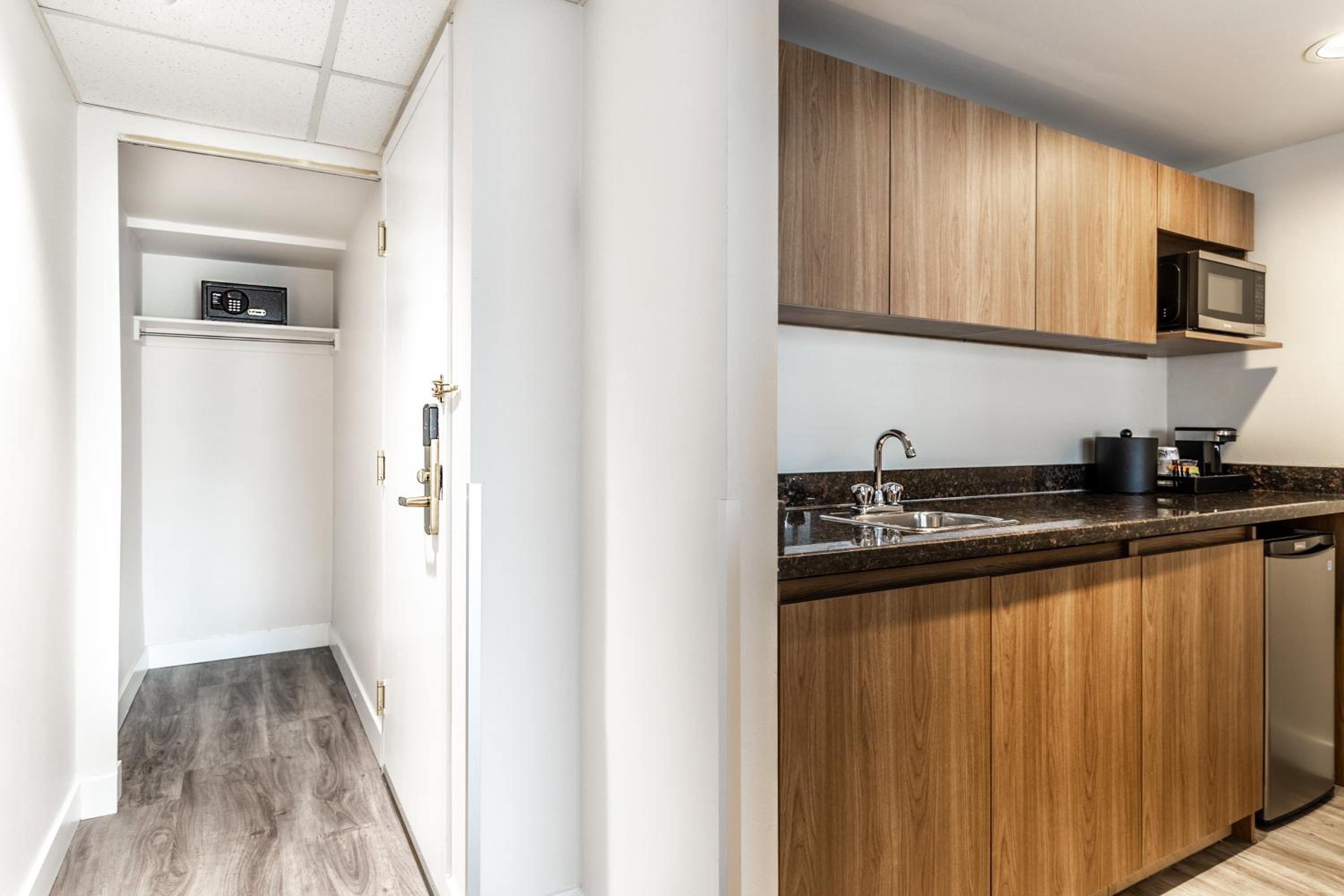 King Suite w/kitchenette & Sofa Bed - Photo 8