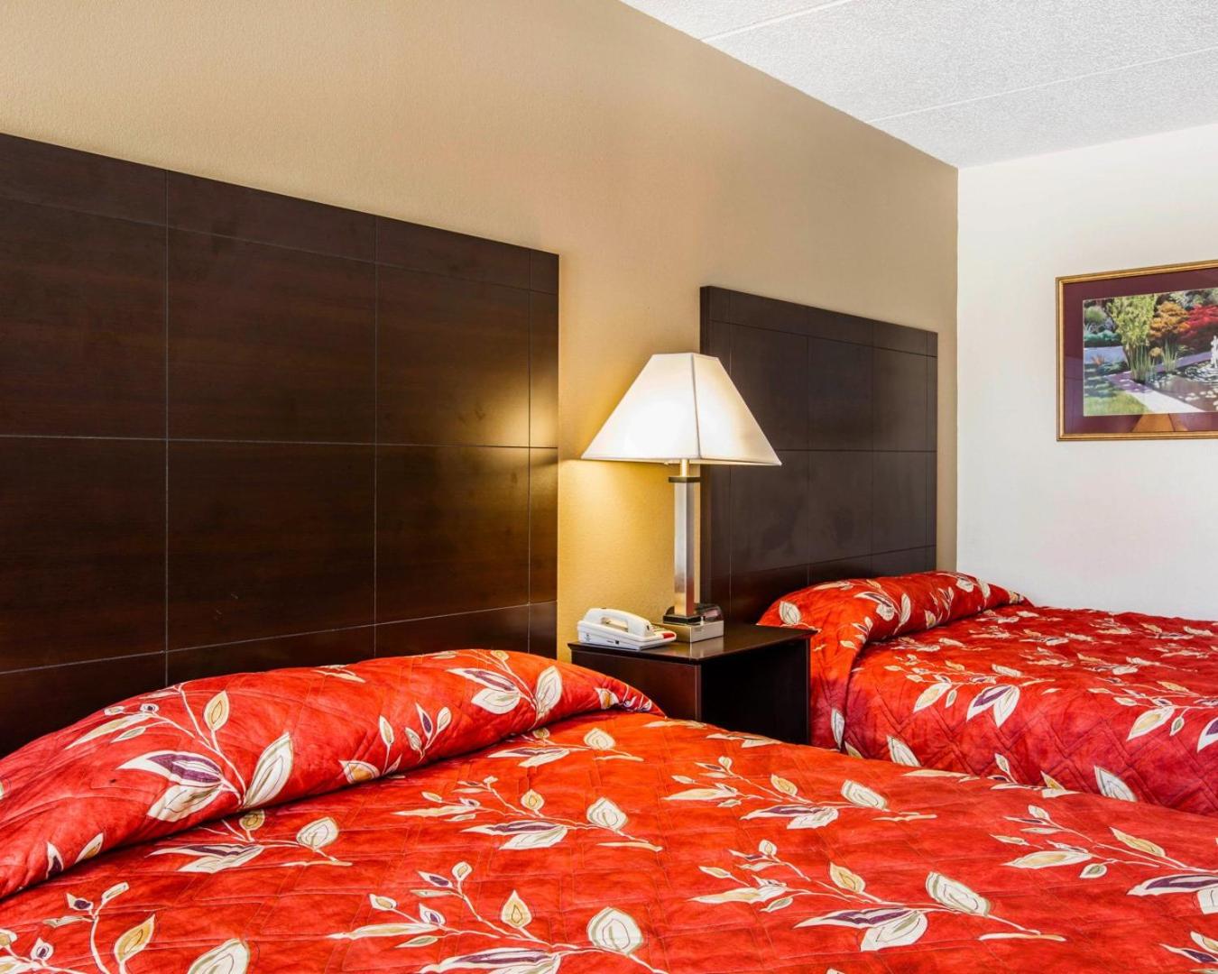 Queen Room with Two Queen Beds - Non-Smoking - Photo 1