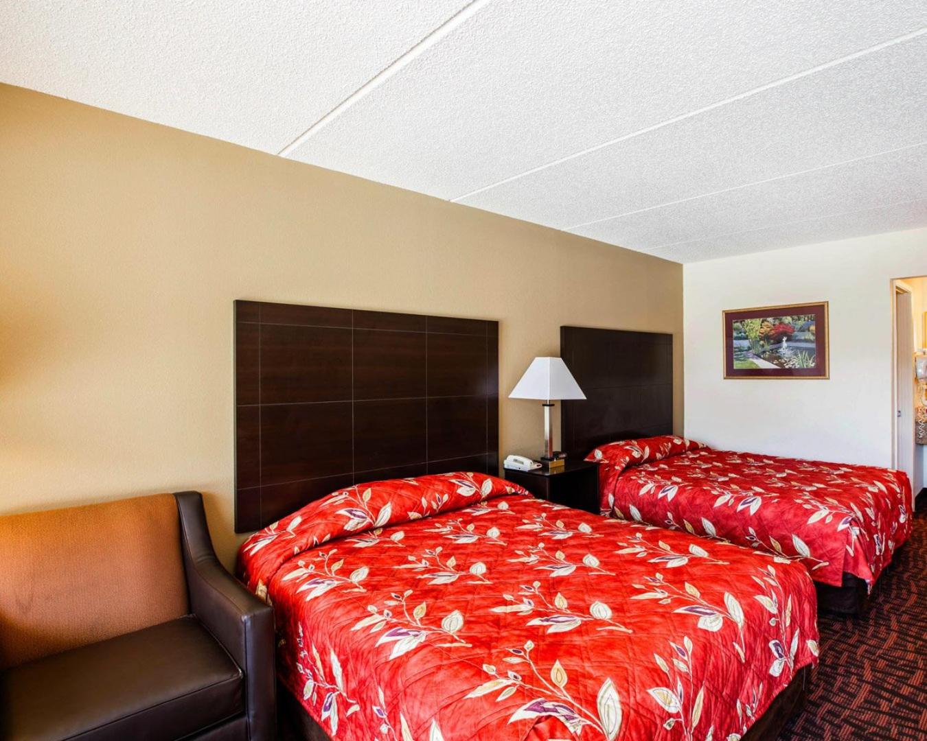 Queen Room with Two Queen Beds - Non-Smoking - Photo 3