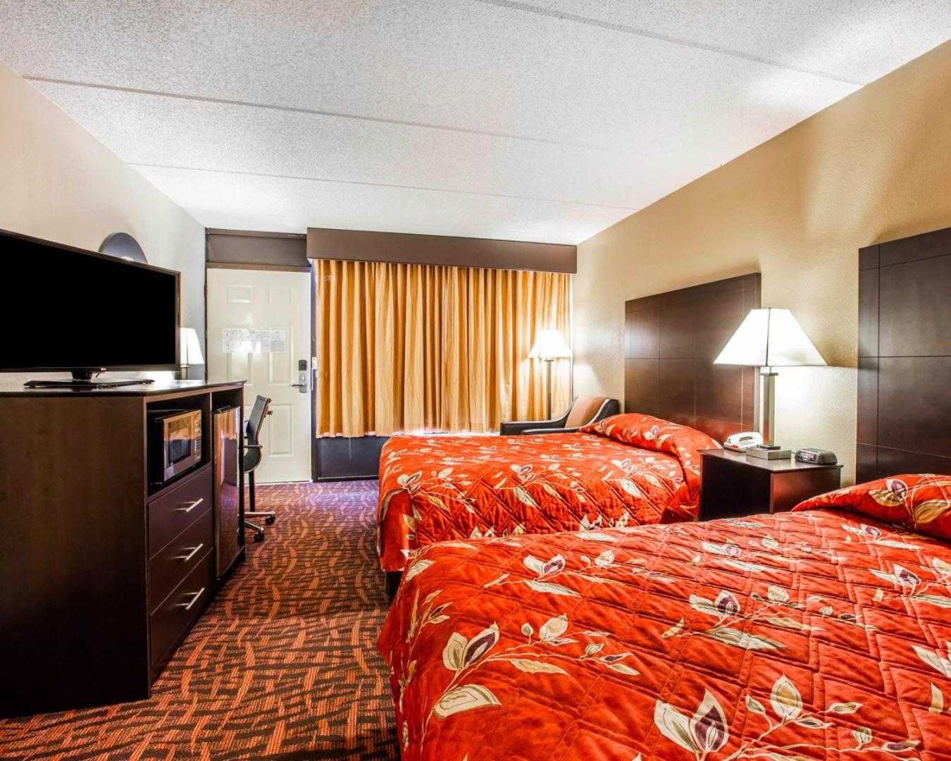 Queen Room with Two Queen Beds - Non-Smoking - Photo 2