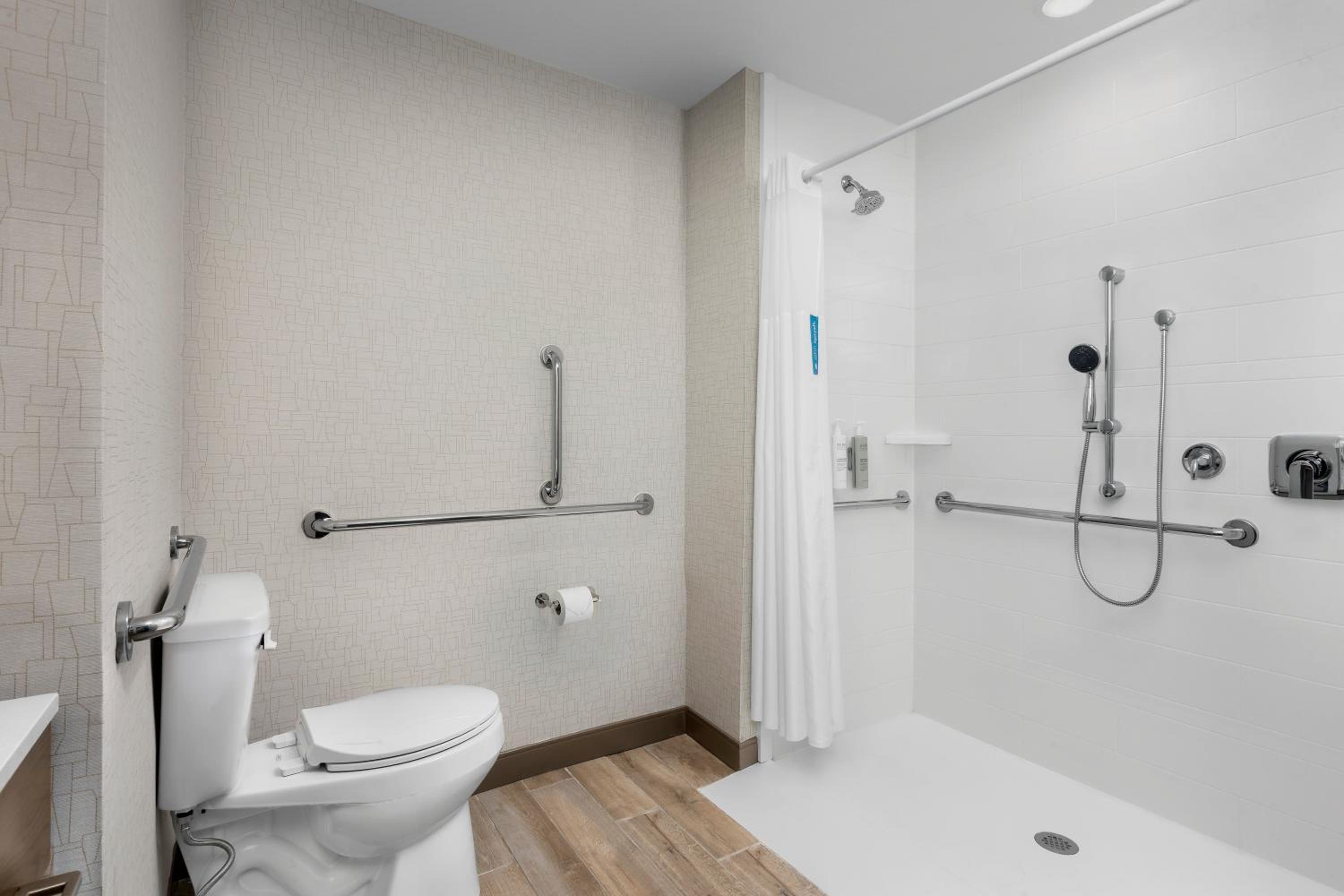 King Room with Sofa Bed and Bath Tub - Mobility Accessible - Photo 2