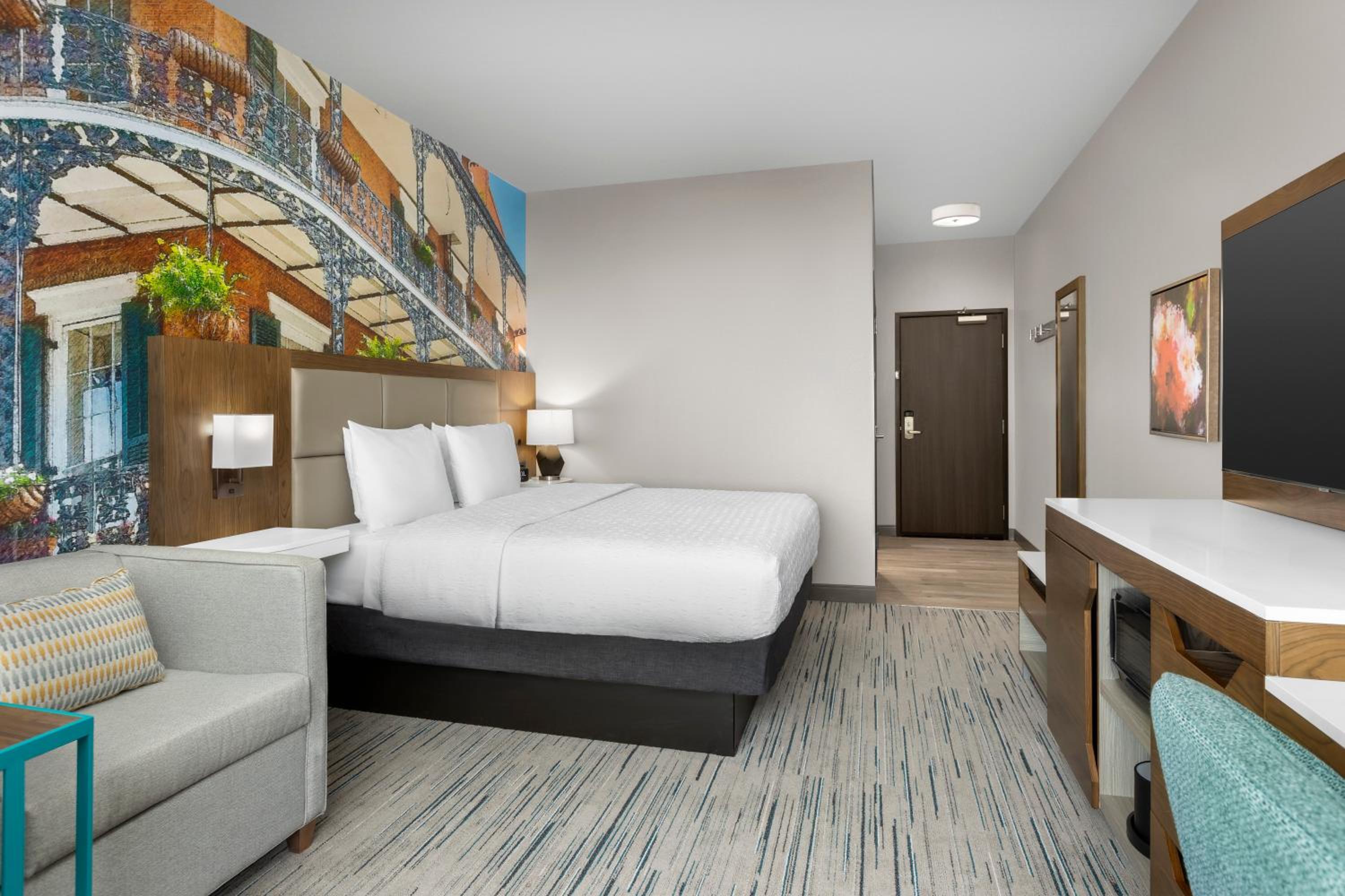 King Room with Sofa Bed - Photo 4