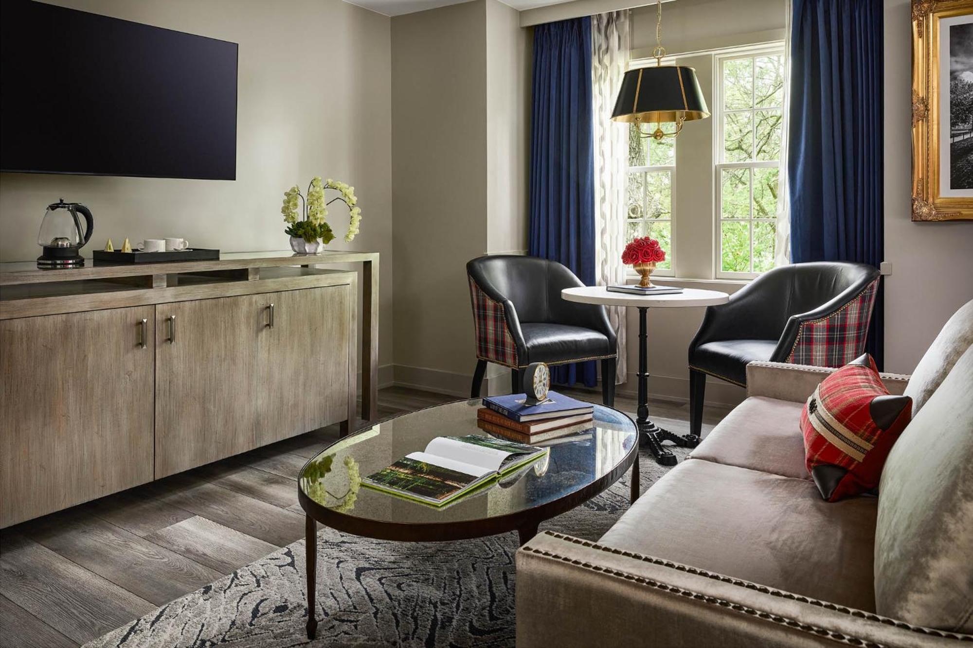 Deluxe King Room - Photo 2