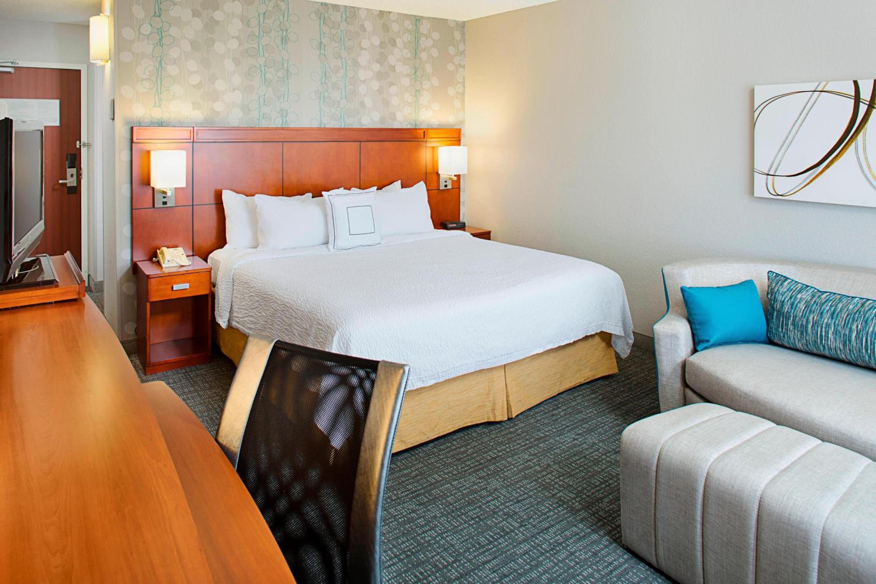 King Room with Sofa Bed - Photo 3
