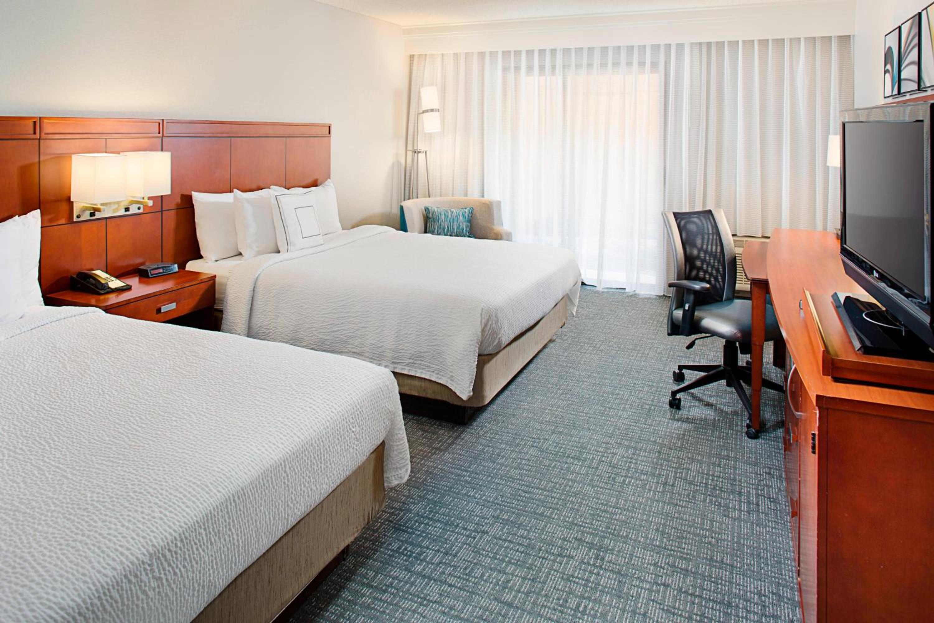 Queen Room with Two Queen Beds - Photo 4