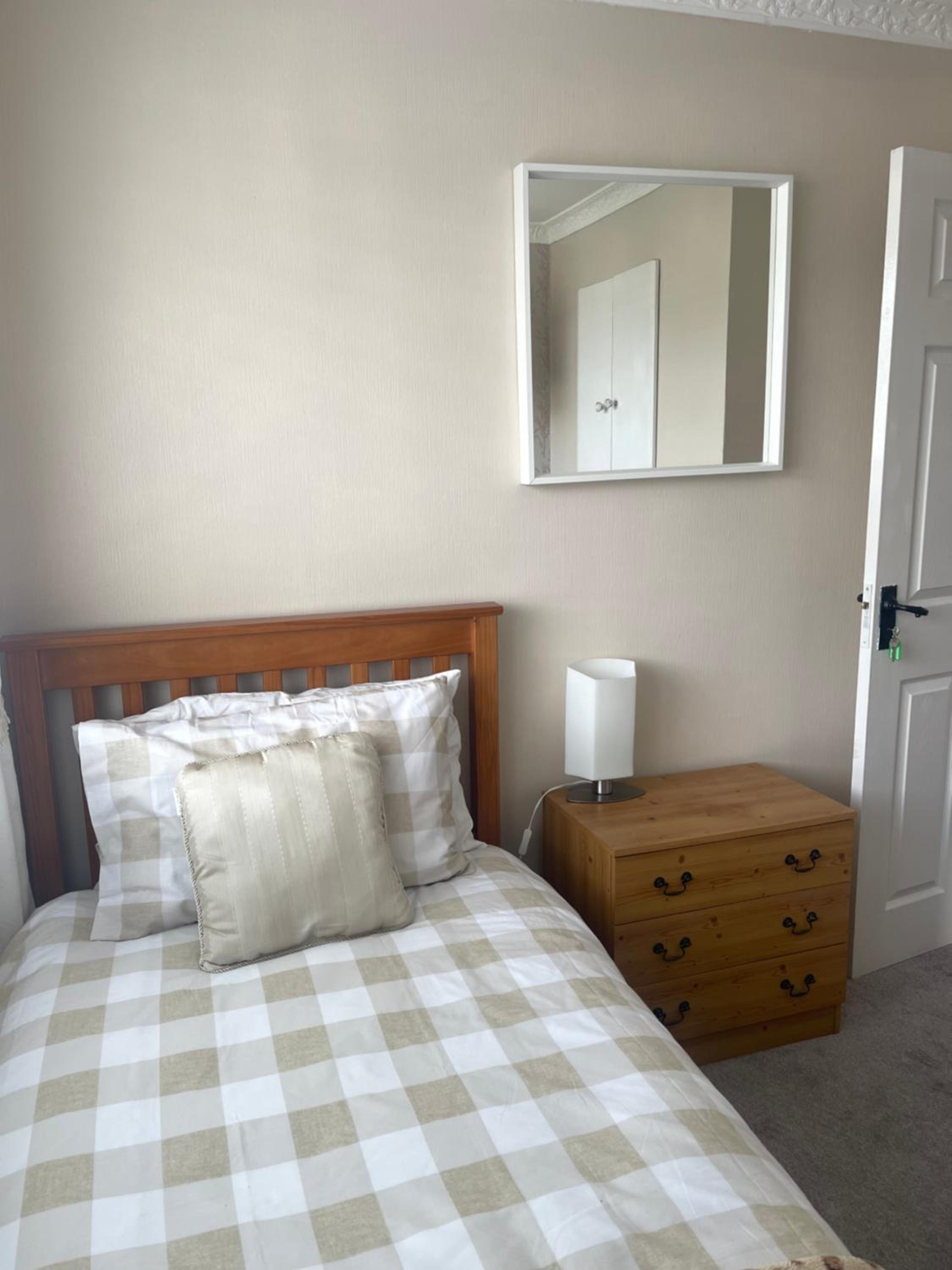Single Room with Shared Bathroom photo 3
