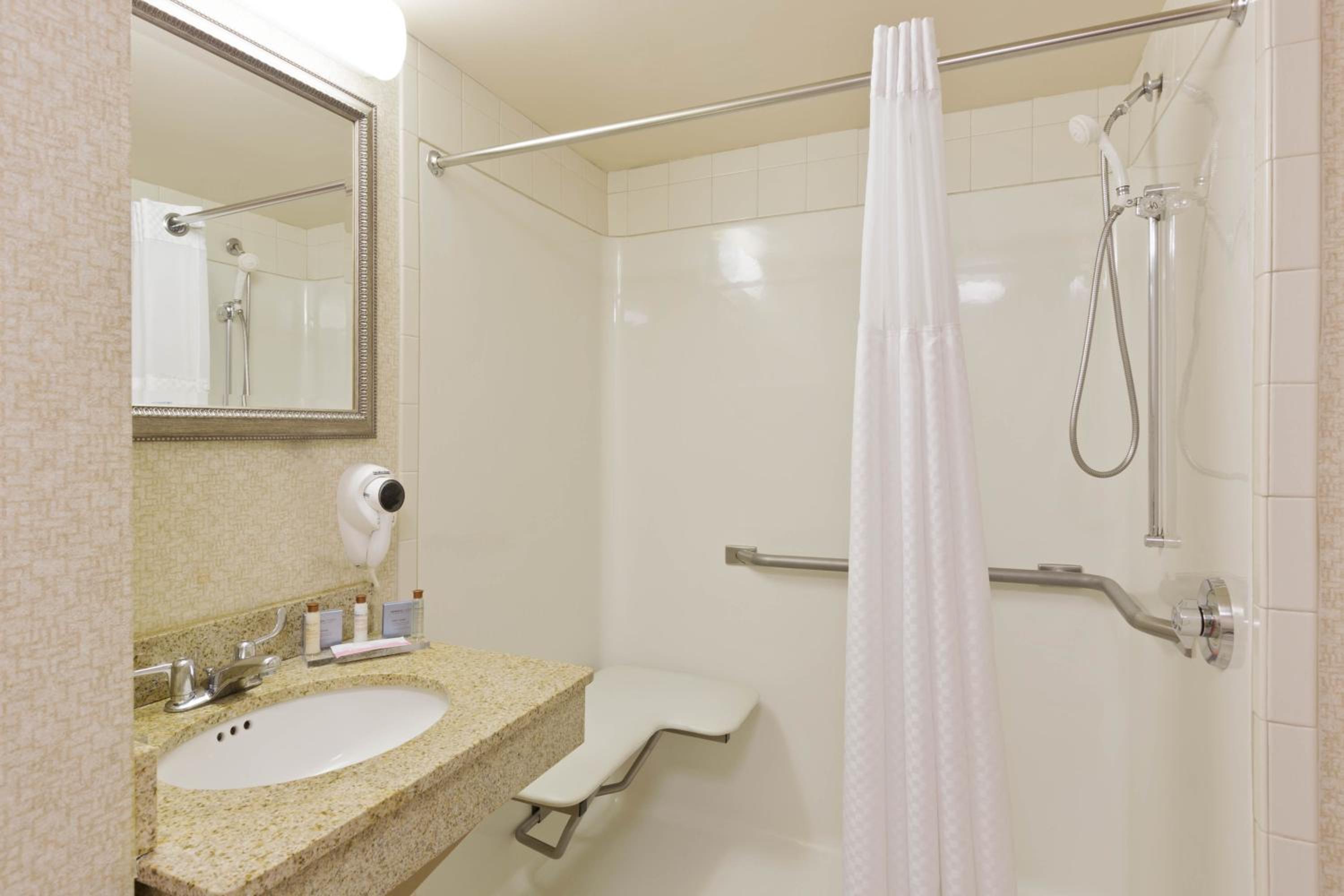 King Room - Disability Access - Non-Smoking - Photo 6