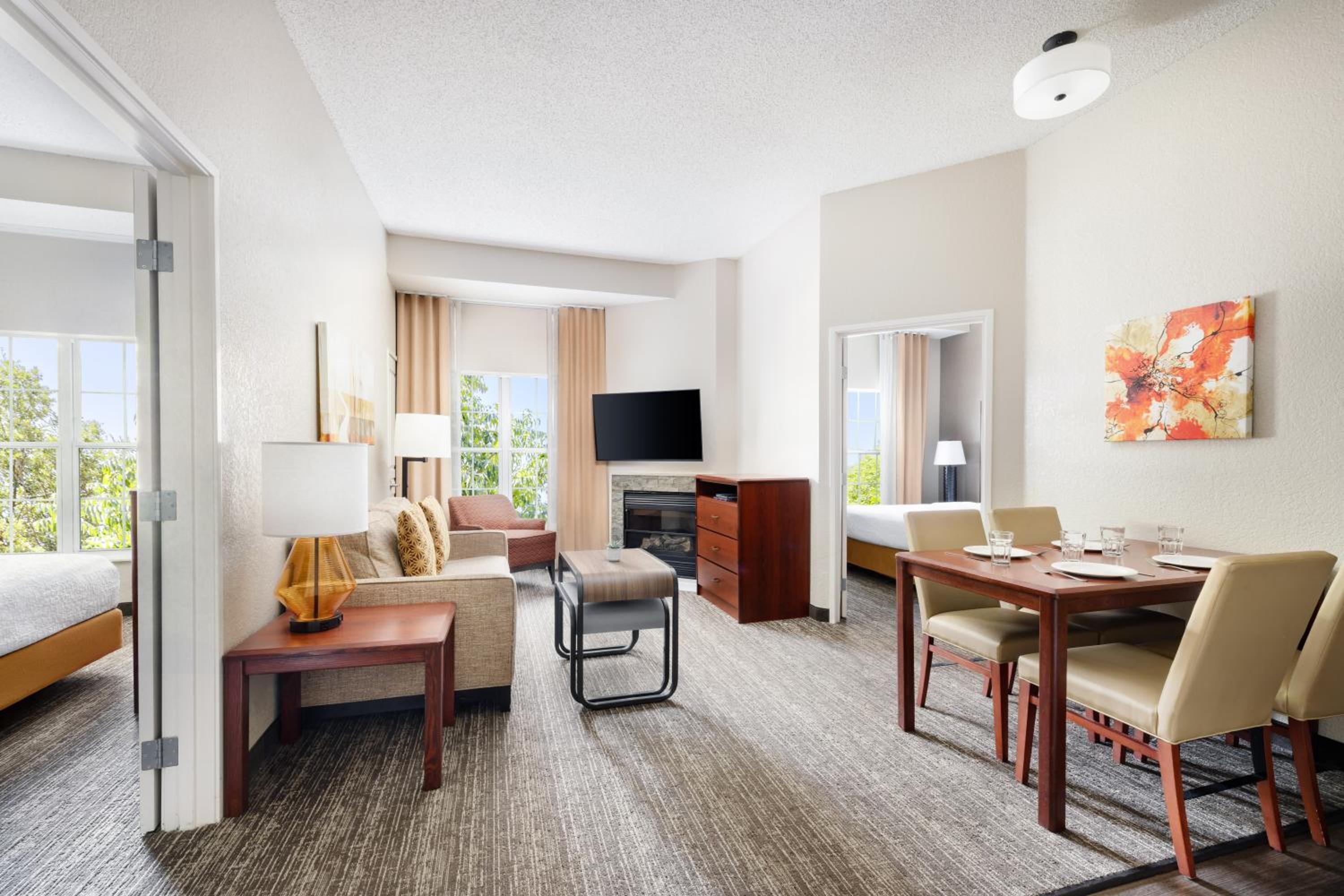 Two-Bedroom Suite with Two Queen Beds and Two Bathrooms - Photo 13