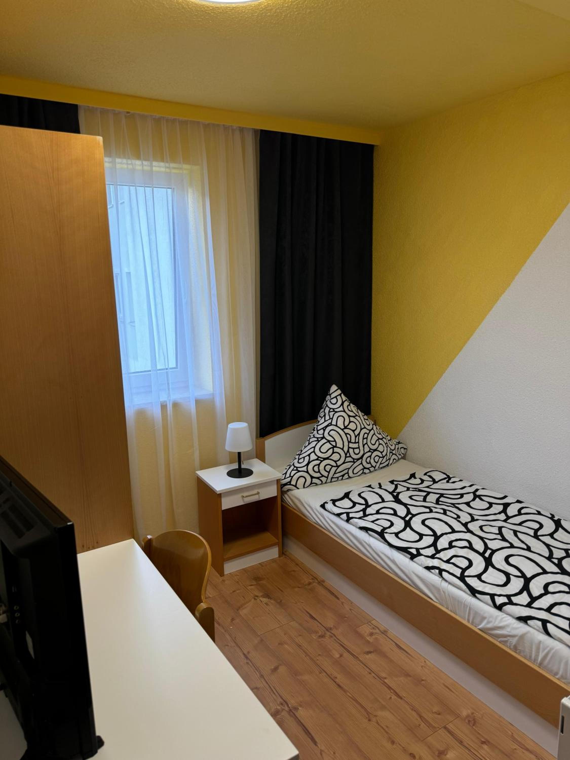 Single Room with Private Bathroom photo 2