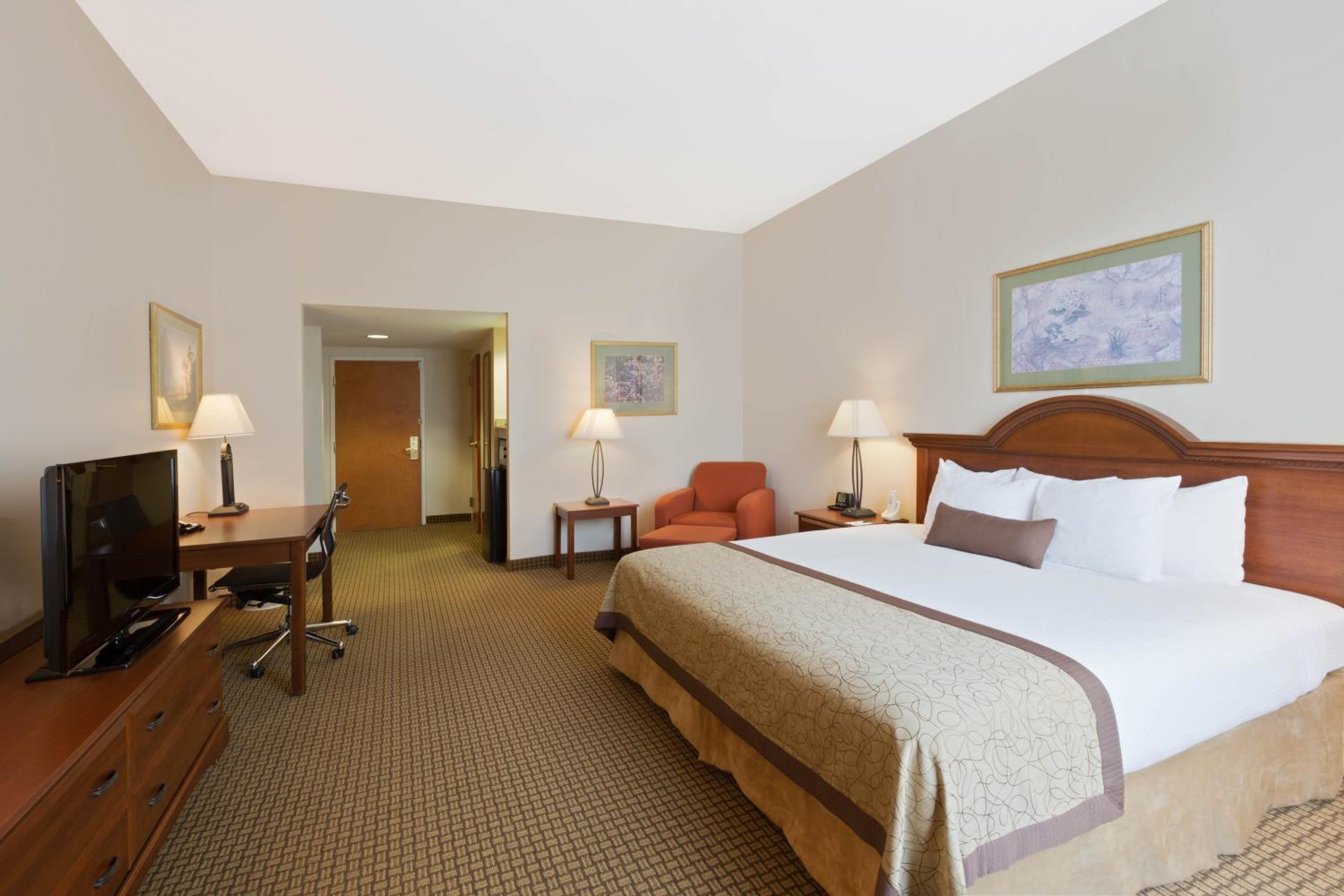 King Room - Non-Smoking - Photo 3