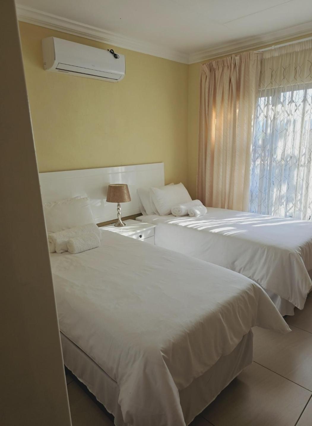 Six-Bedroom House photo 1