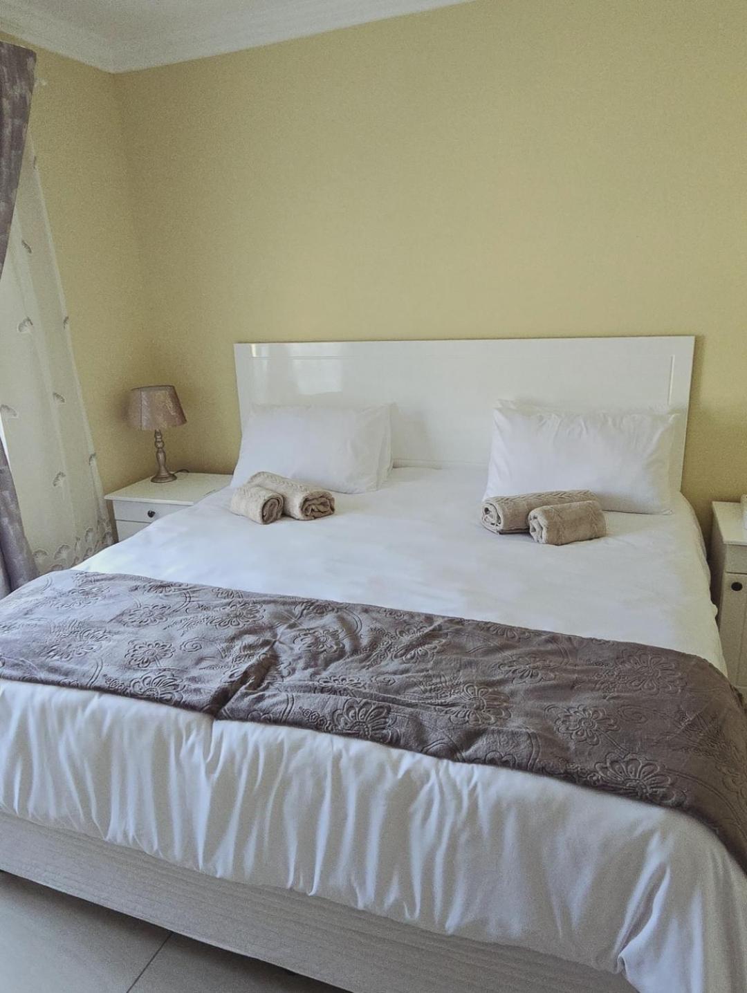 Six-Bedroom House photo 2
