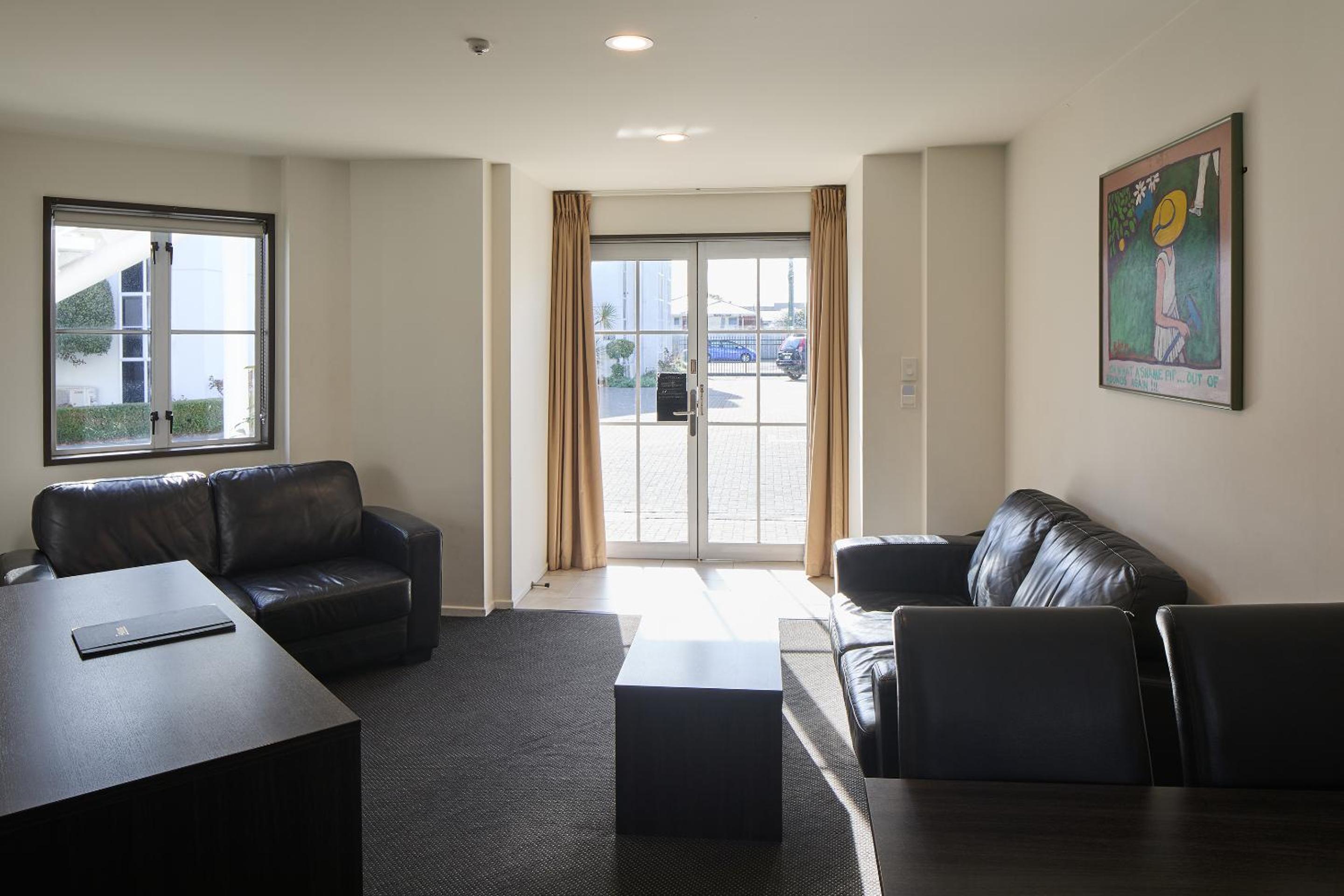 Deluxe Two-Bedroom Apartment - Photo 4