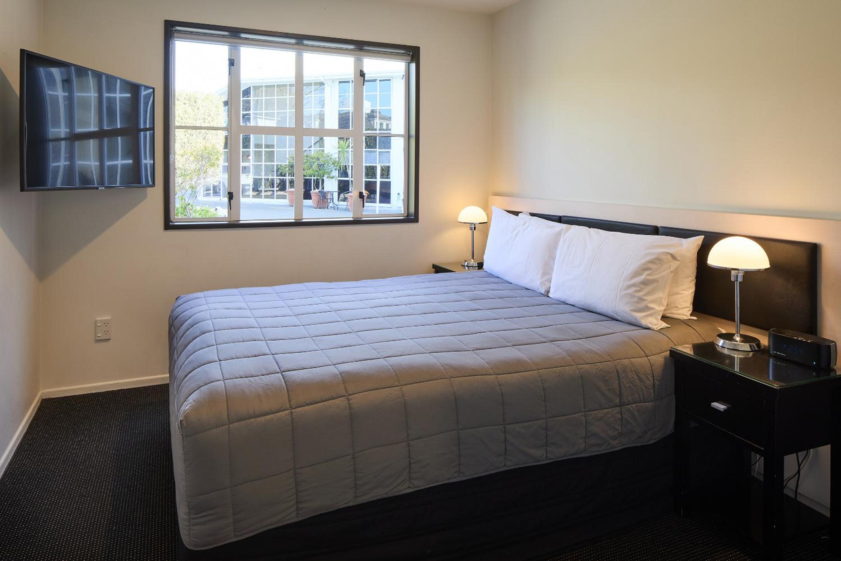 Deluxe Two-Bedroom Apartment - Photo 2