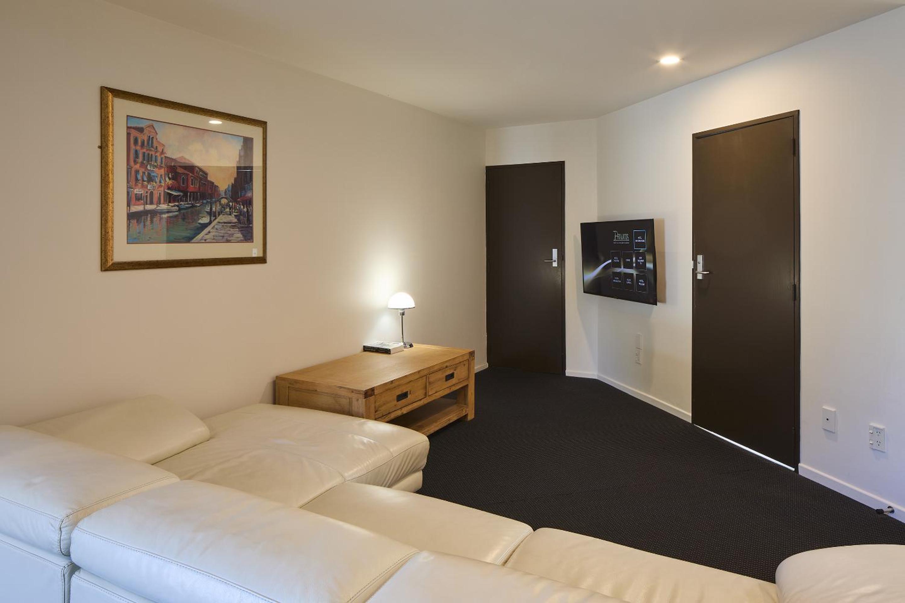 One-Bedroom Suite - Photo 2