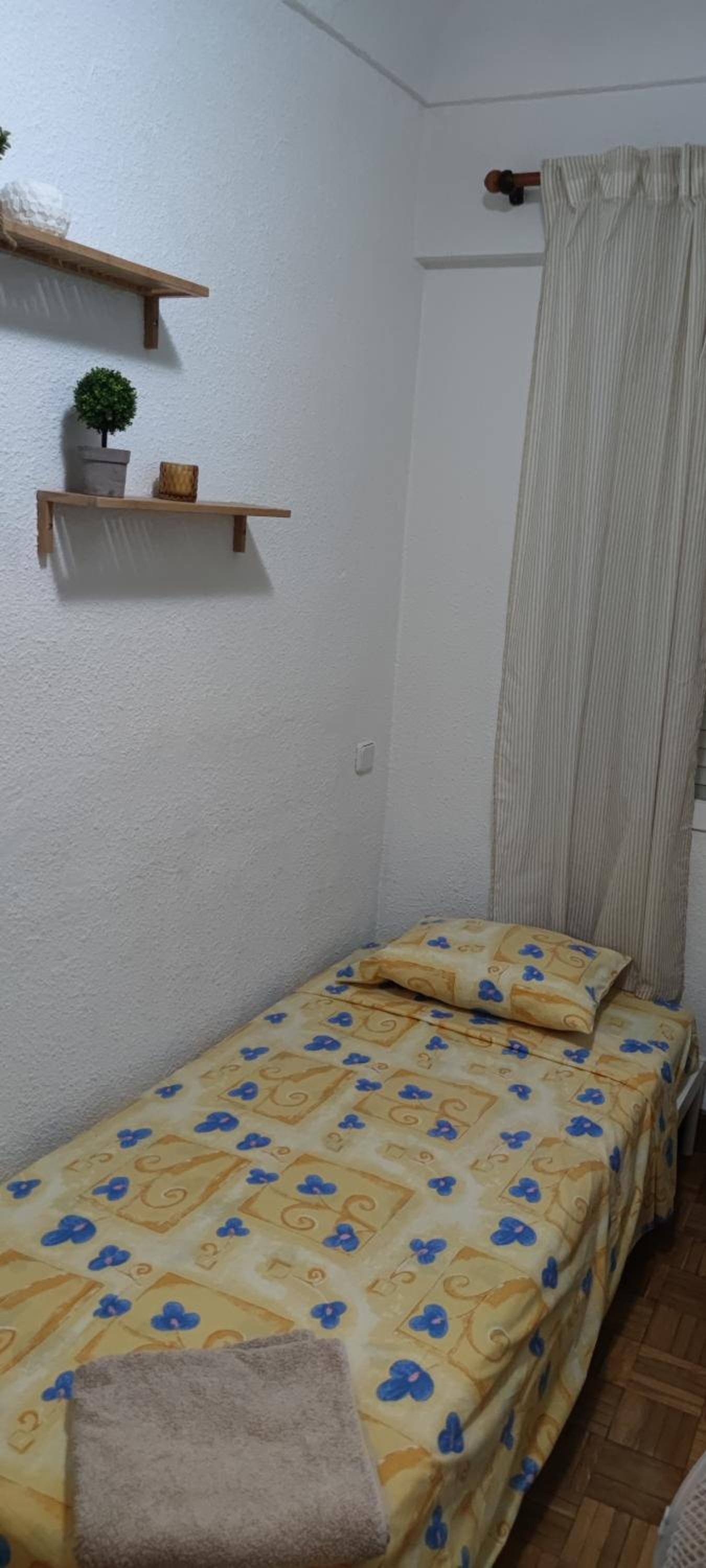 Habitación individual con baño compartido