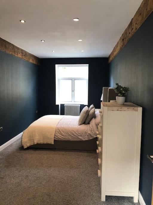 Five-Bedroom House photo 1