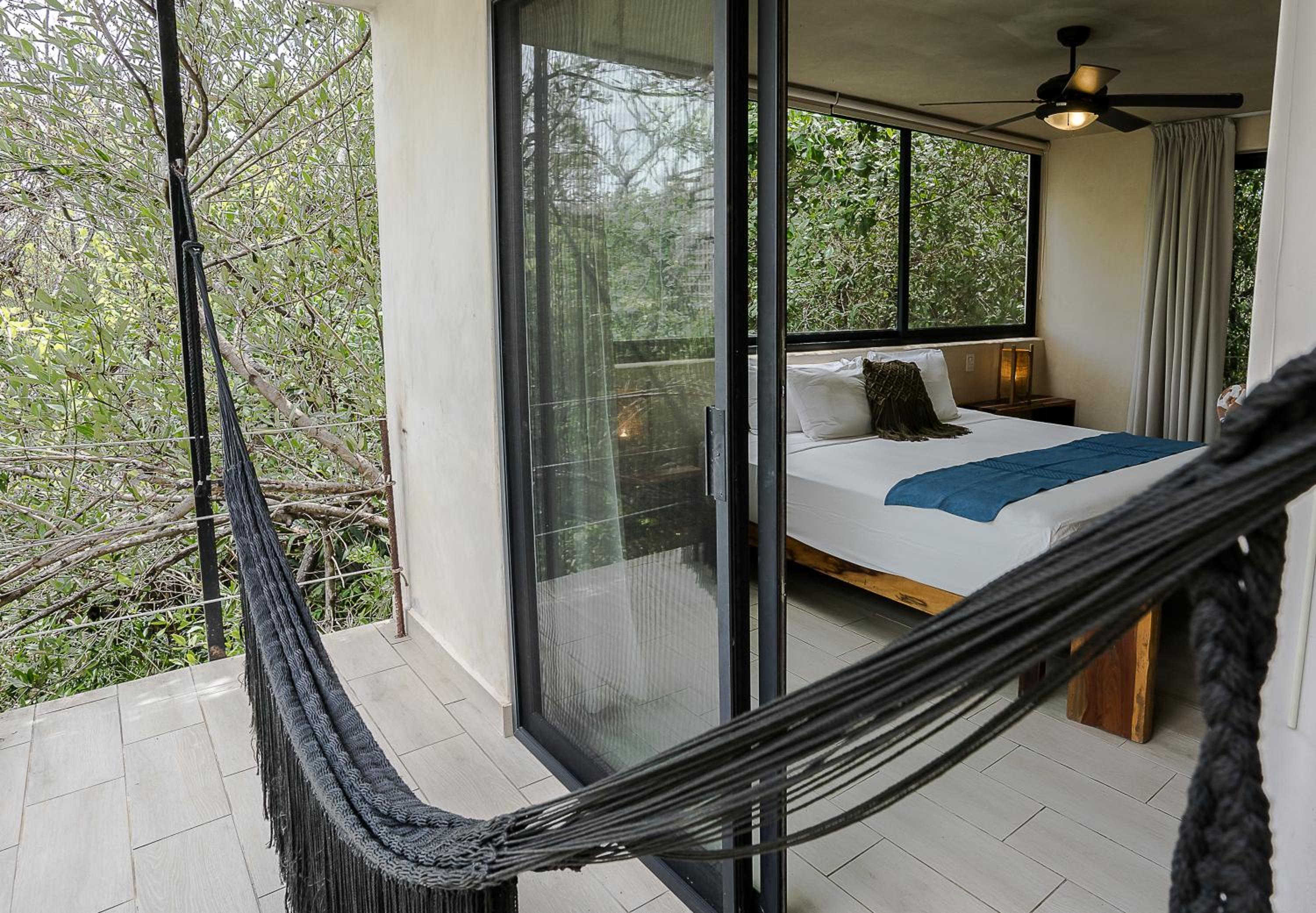 Superior King Room with Balcony - Photo 15