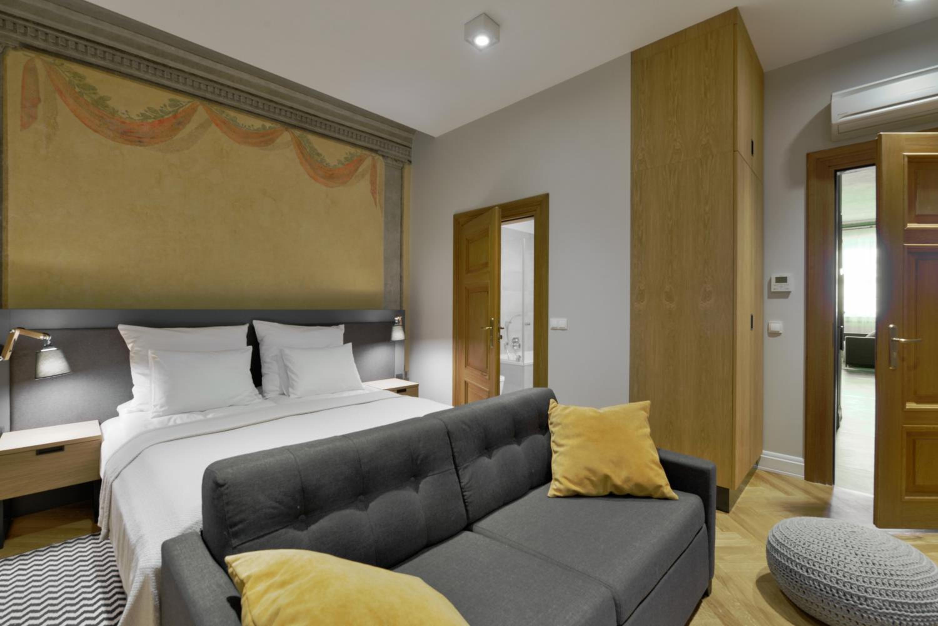 One-Bedroom Apartment with Fireplace photo 2