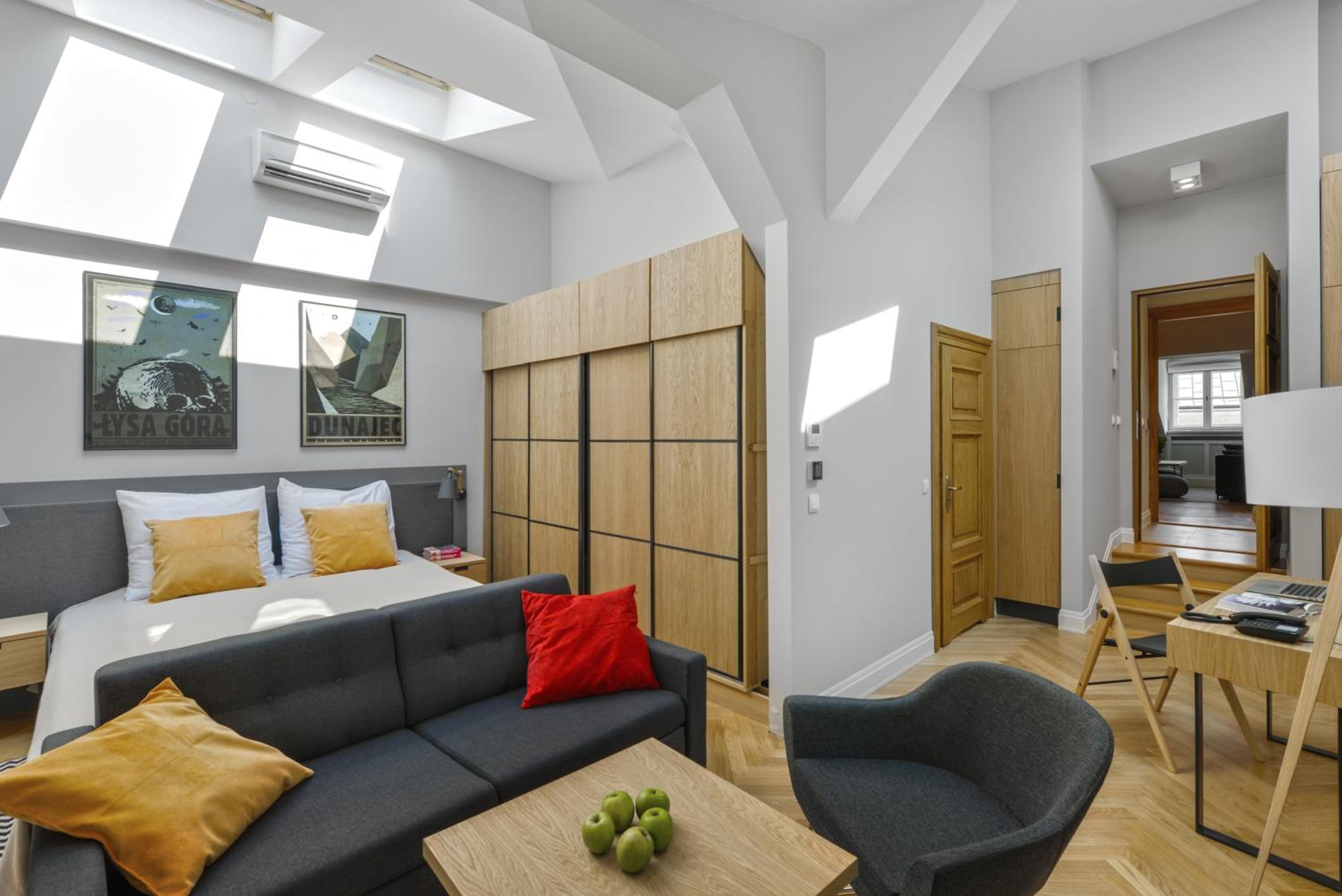 Three-Bedroom Penthouse Apartment with Fireplace photo 1