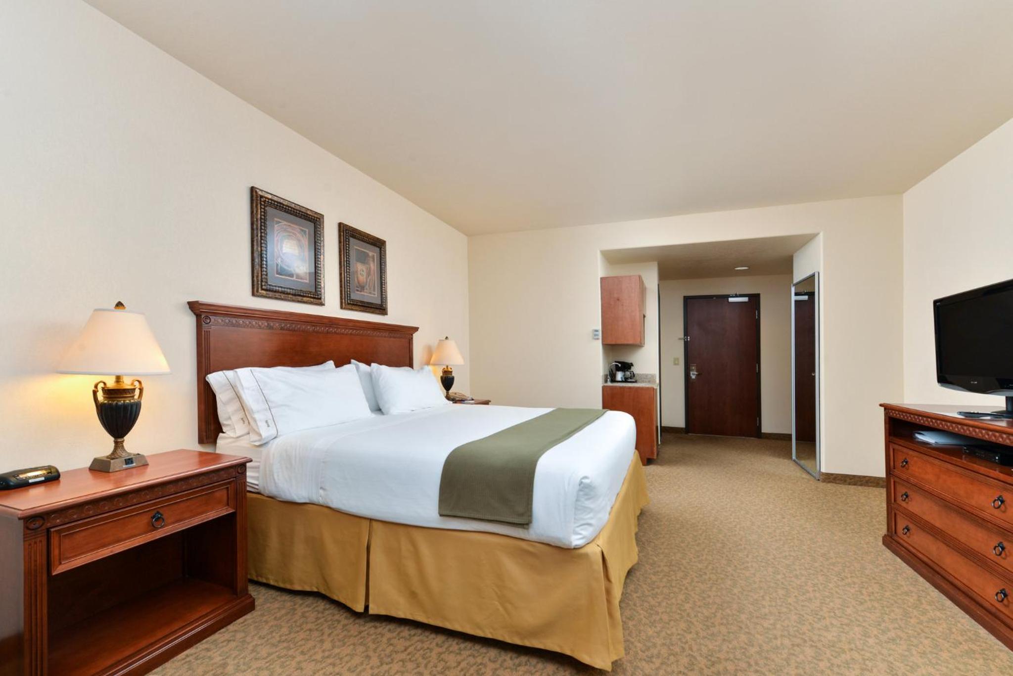 Standard King Room - Photo 3