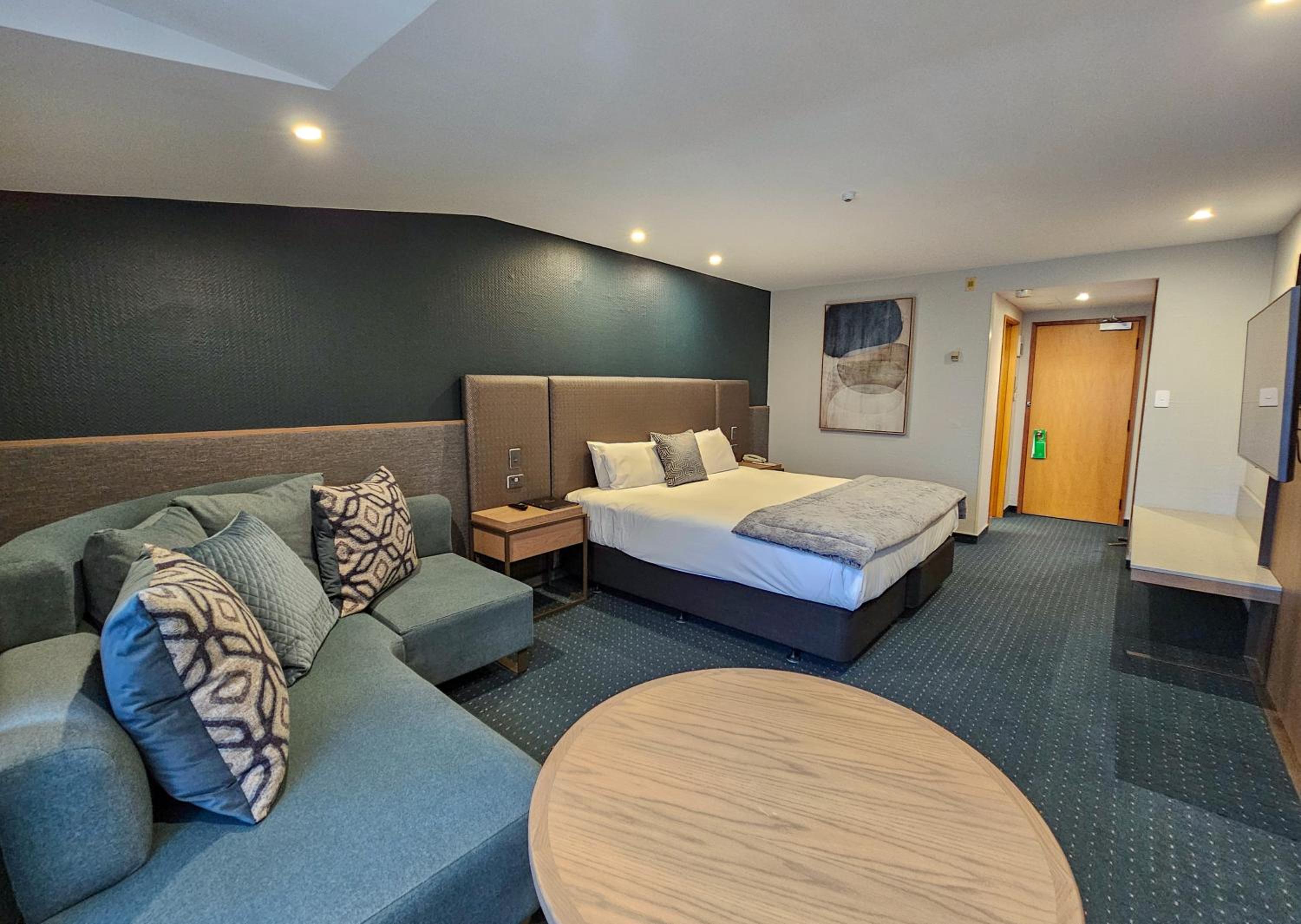 Deluxe King Room - Photo 2