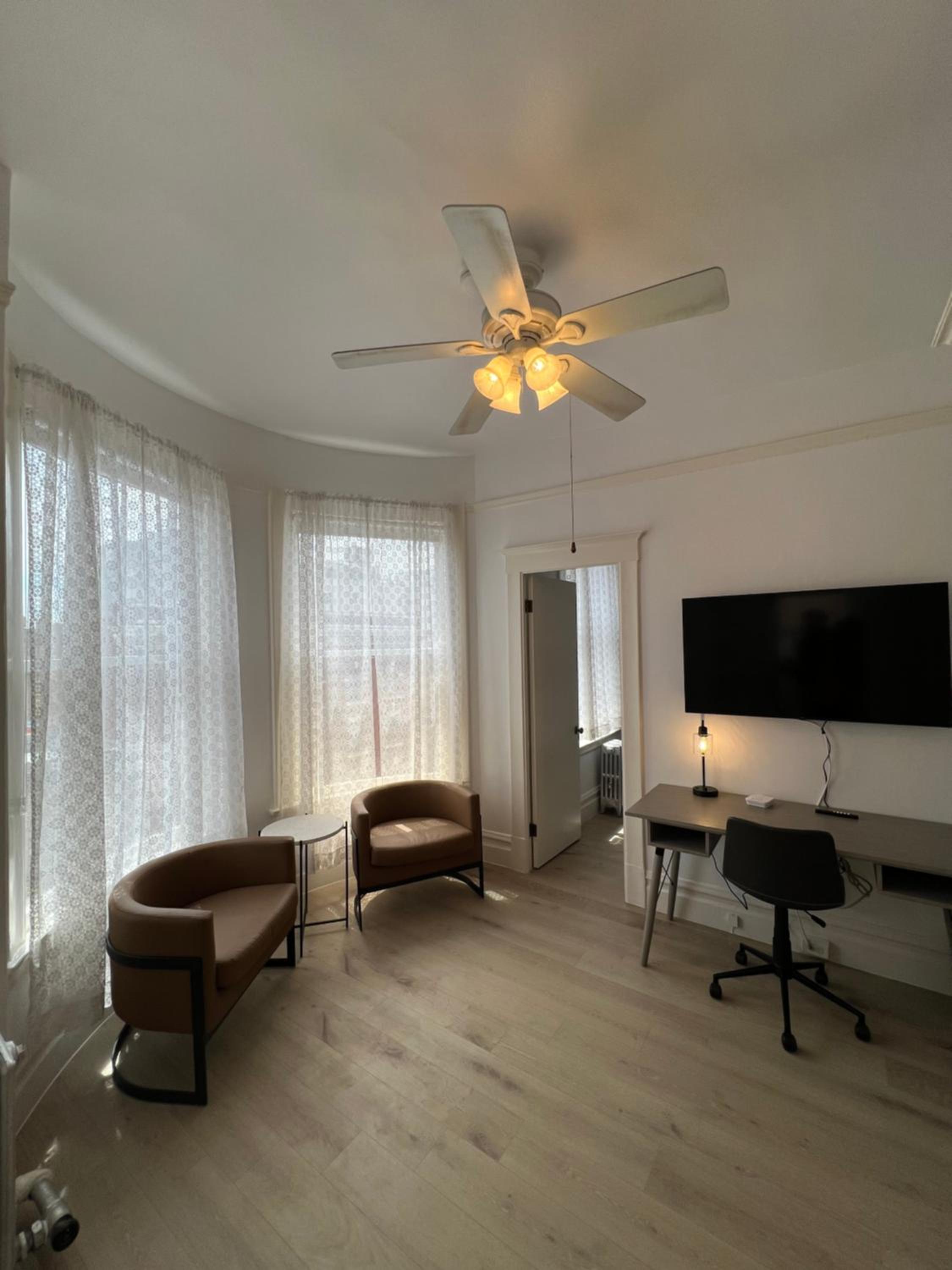 Suite - Photo 1