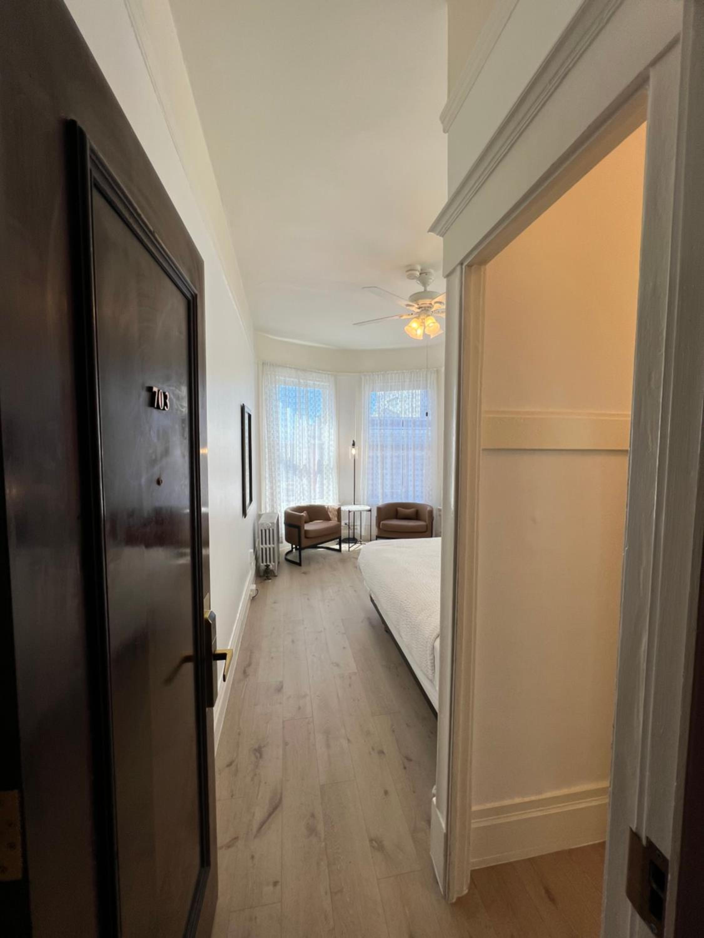 King Room with Bay Windows photo 2