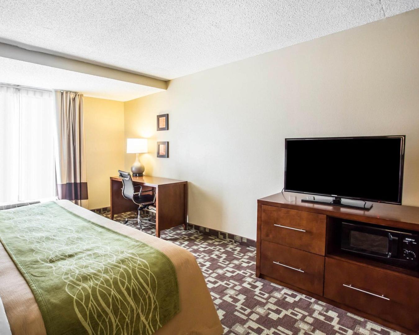 Queen Room with Two Queen Beds - Non-Smoking - Photo 2