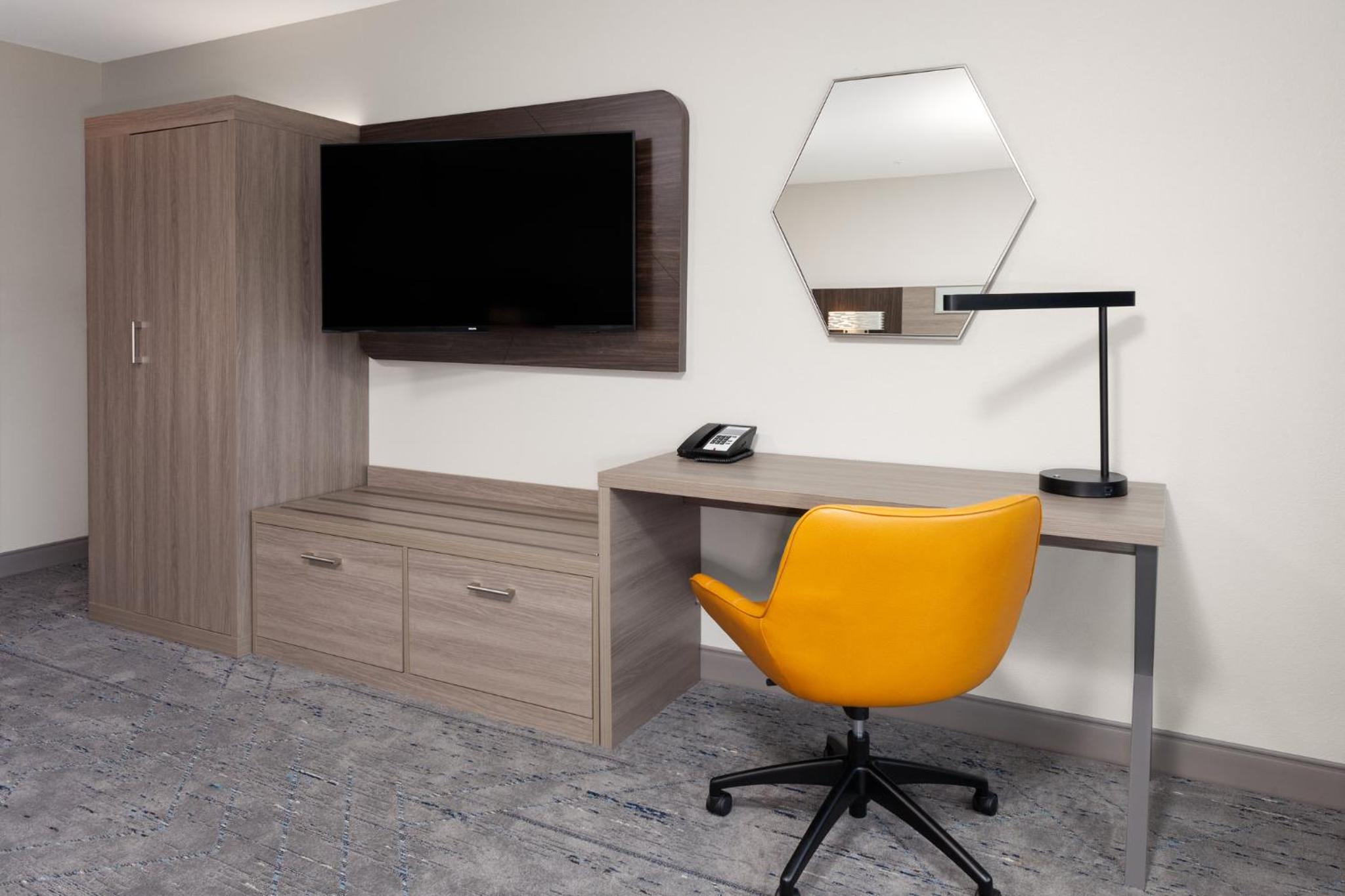 Queen Suite with Two Queen Beds - Photo 4
