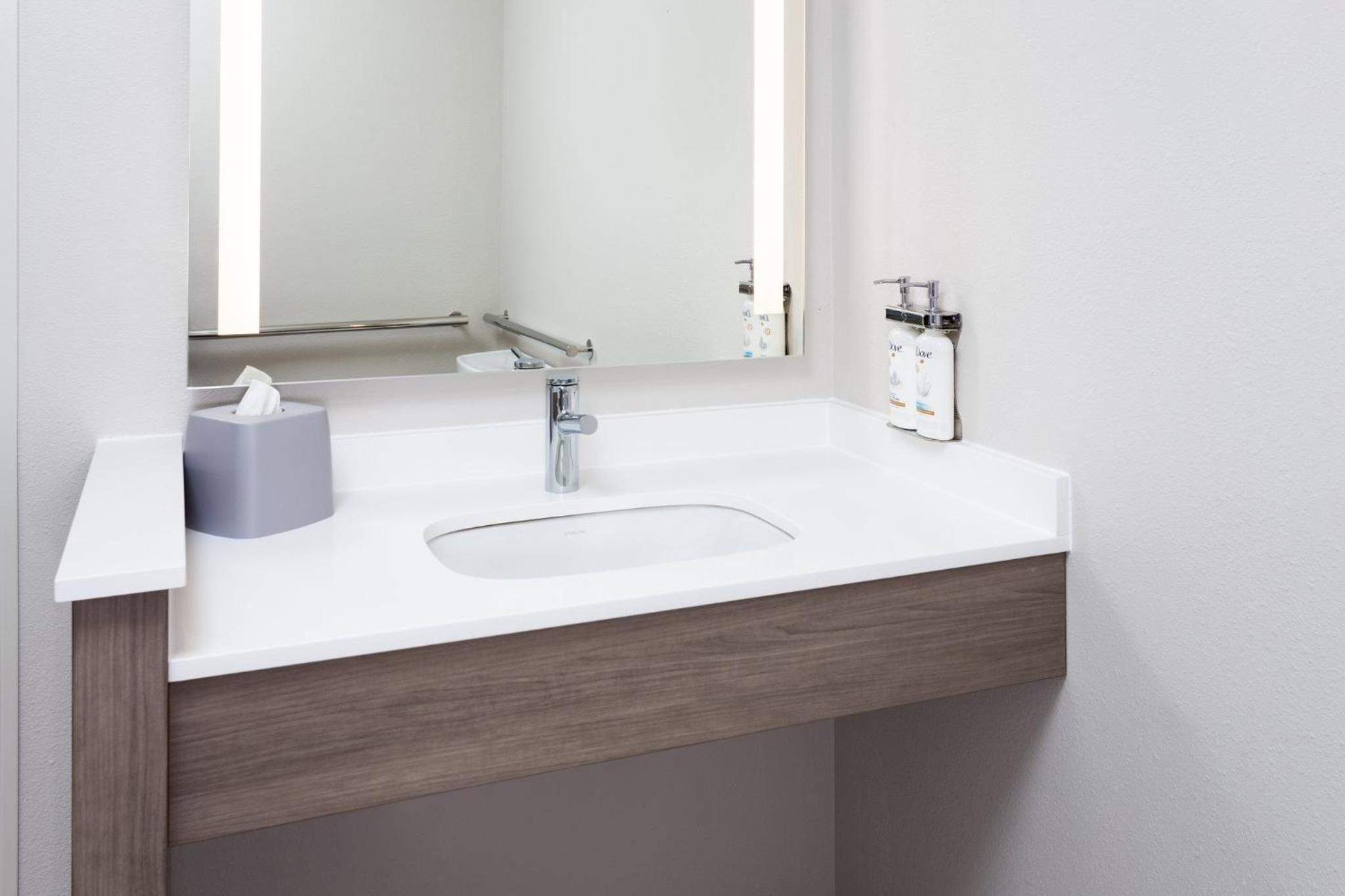 Twin Room - Mobility Access/Hearing Accessible - Photo 4