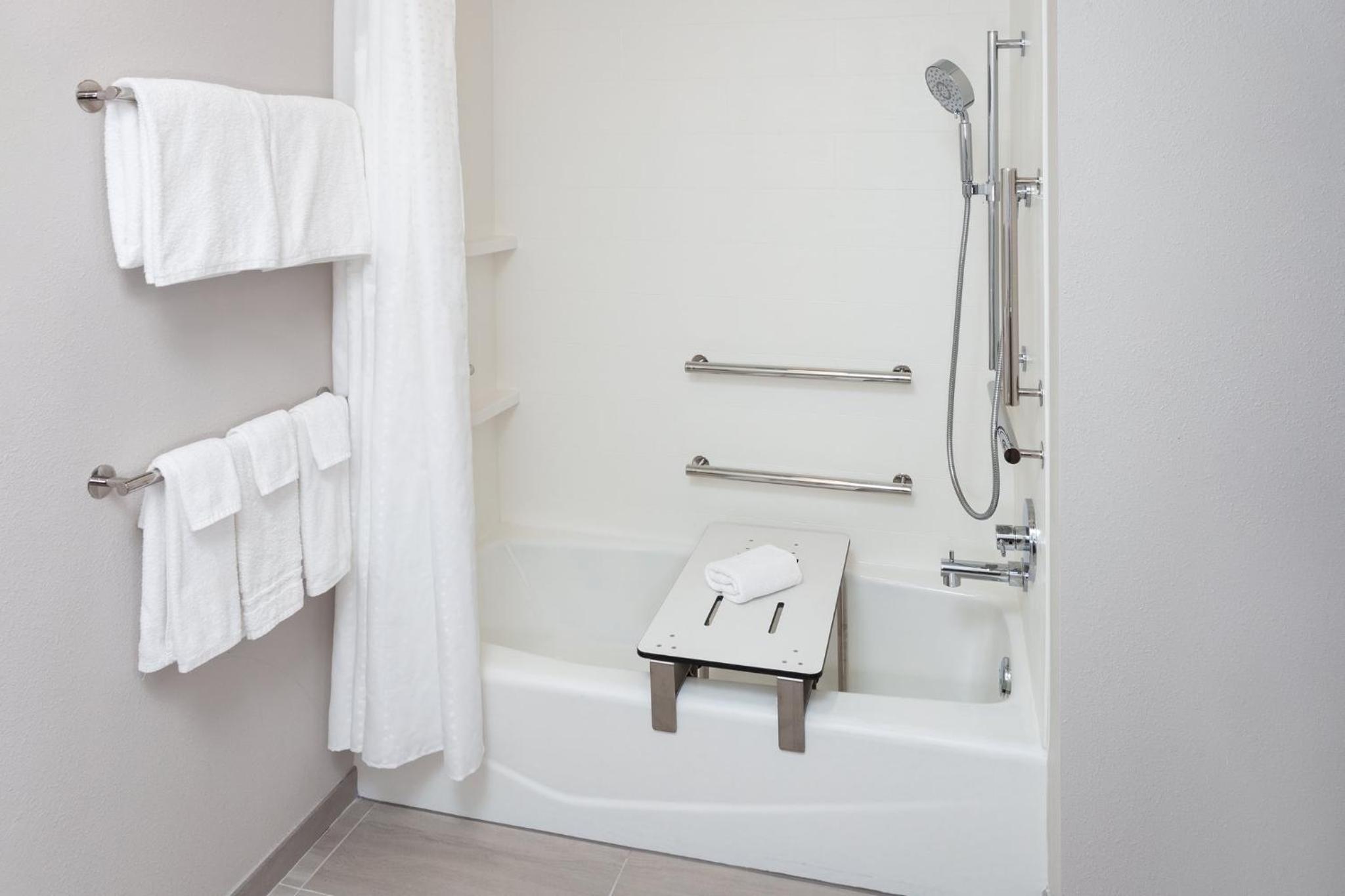 Queen Room with Two Queen Beds - Disability Access with Bath Tub - Photo 6