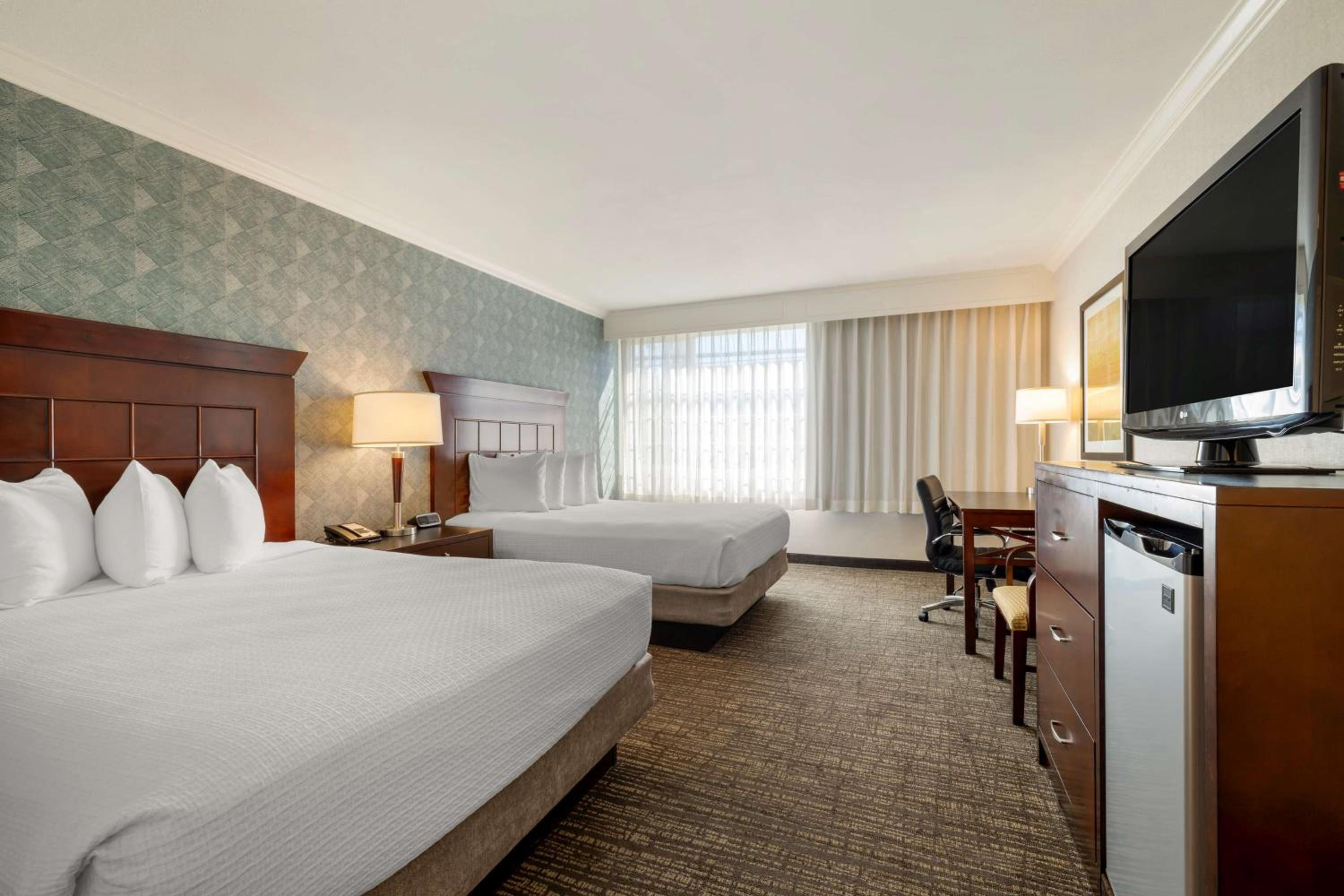 Queen Room with Two Queen Beds - Pet-friendly - Photo 3