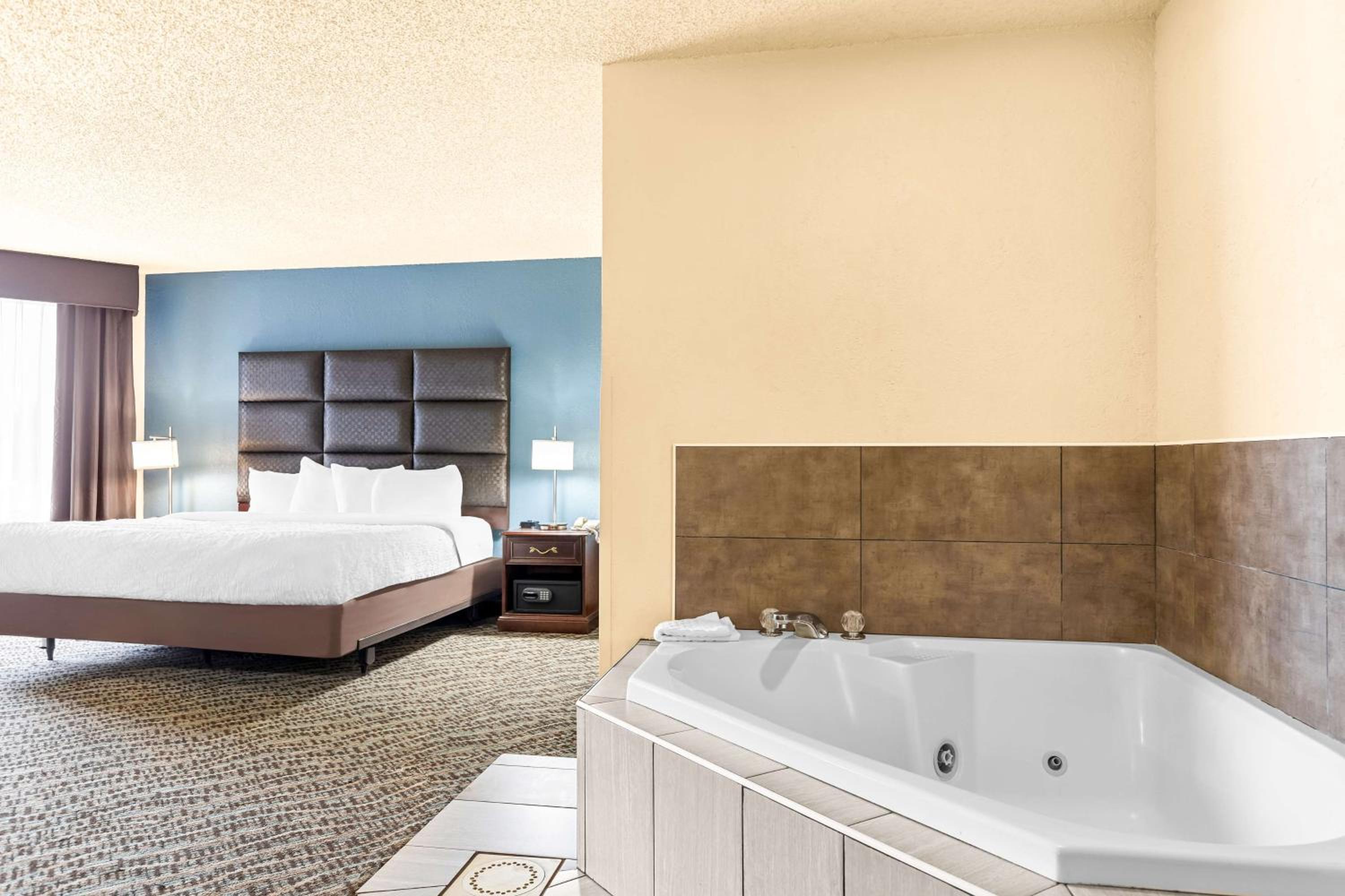 King Suite with Spa Bath - Non-Smoking - Photo 5