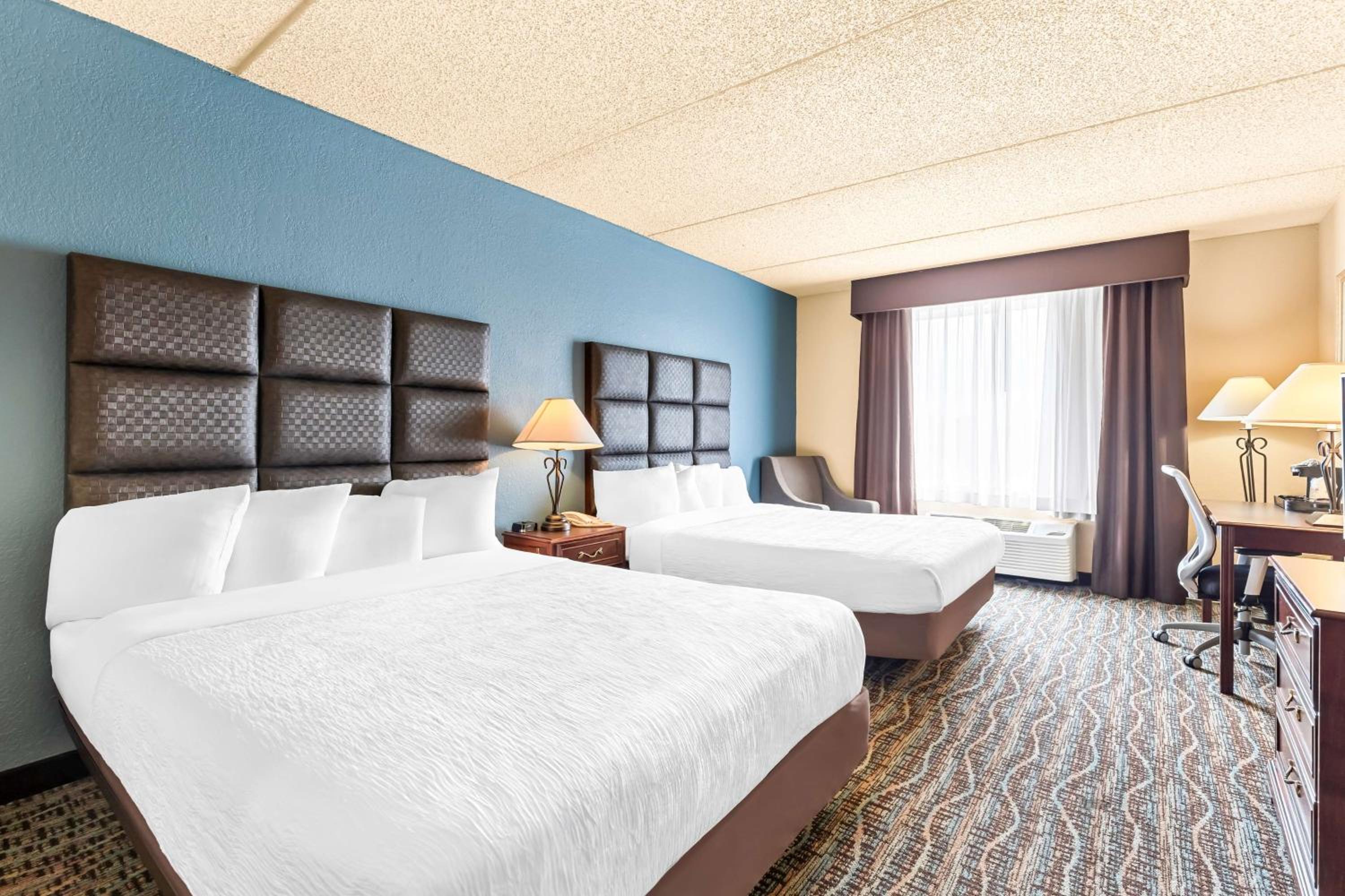 Queen Room with Two Queen Beds - Non-Smoking - Photo 1